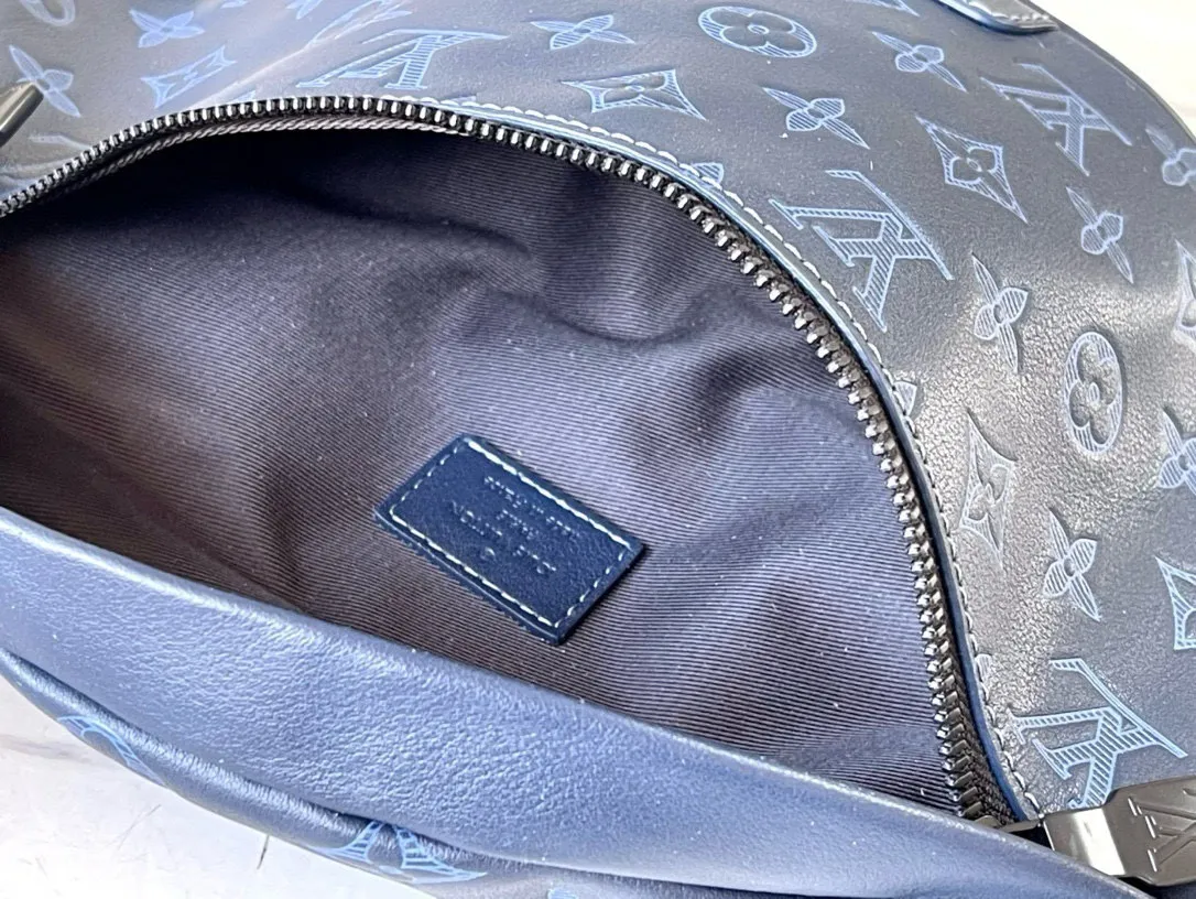 💰840 (top layer leather) top original M45729 orchid new version. This Discovery waist bag is made of Monogram Eclipse canvas, combining casual fashion and modern functionality. The shape is ergonomic and equipped with an adjustable strap, which can be worn around the waist, carried on the shoulder or hung casually on the chest. Zippered pockets on the front and back provide easy access to your phone, cards and keys. Dimensions: 44 x 15 x 9 xerox