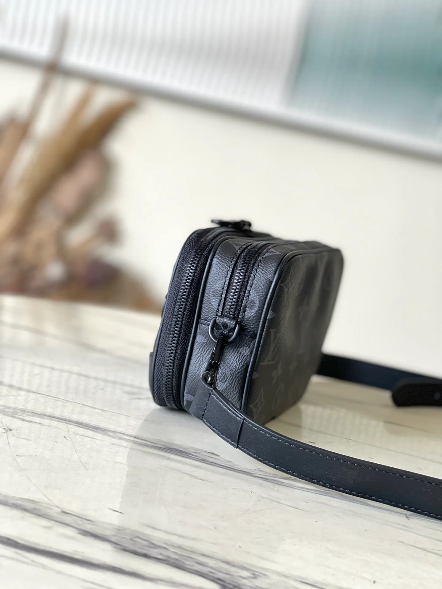 💰780 Top original order M82542 Nano Alpha handbag is made of Monogram Shadow leather with subtle embossing of Monogram pattern, which makes the compact structure show elegant style. The rivet elements are marked with the brand's signature, and the zippered compartments and external patch pockets are convenient for storing daily needs. The detachable and adjustable leather strap allows for comfortable carrying. Dimensions: 11 × 18.5 × 6.5 cm
