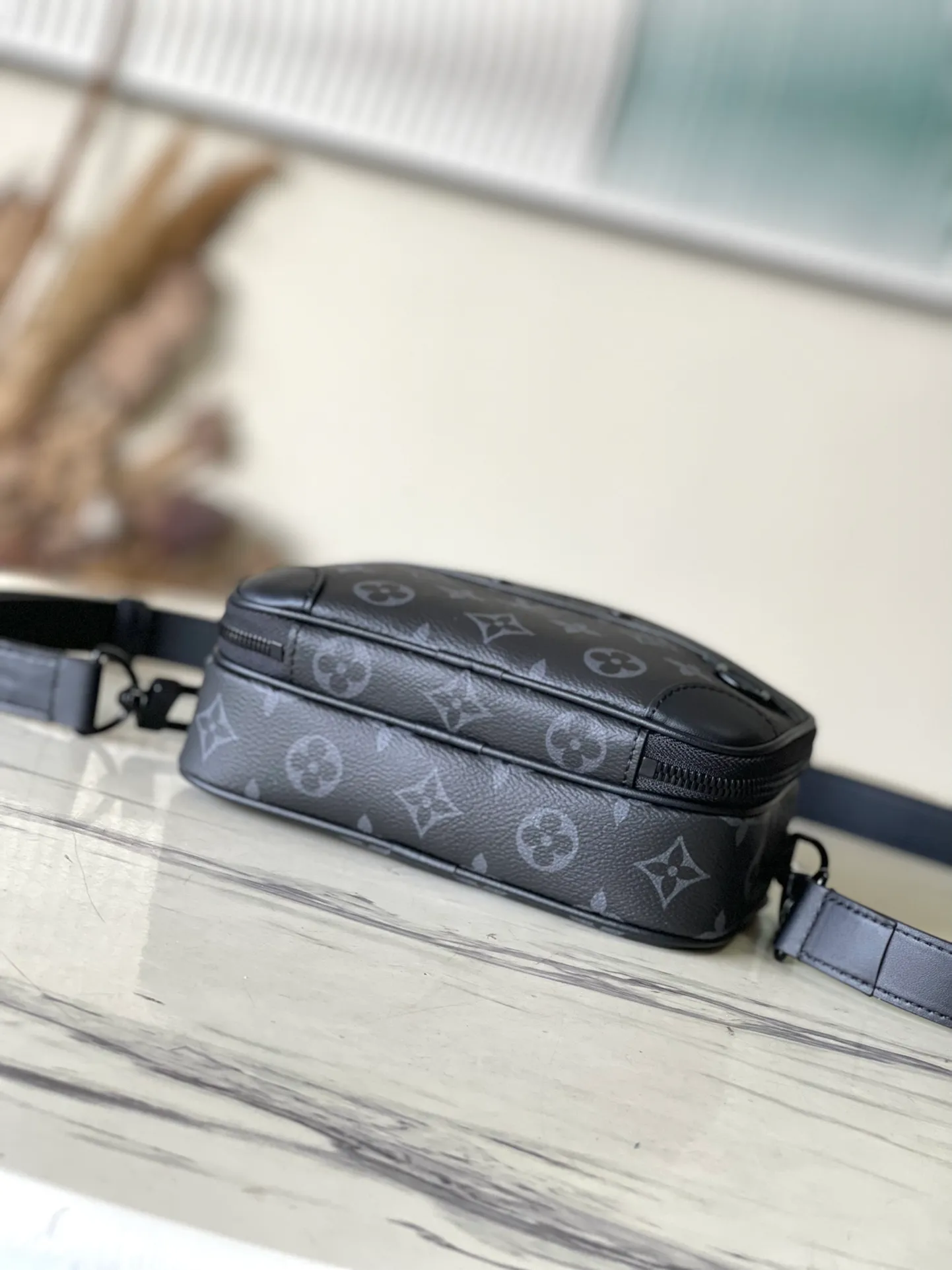 💰780 Top original order M82542 Nano Alpha handbag is made of Monogram Shadow leather with subtle embossing of Monogram pattern, which makes the compact structure show elegant style. The rivet elements are marked with the brand's signature, and the zippered compartments and external patch pockets are convenient for storing daily needs. The detachable and adjustable leather strap allows for comfortable carrying. Dimensions: 11 × 18.5 × 6.5 cm