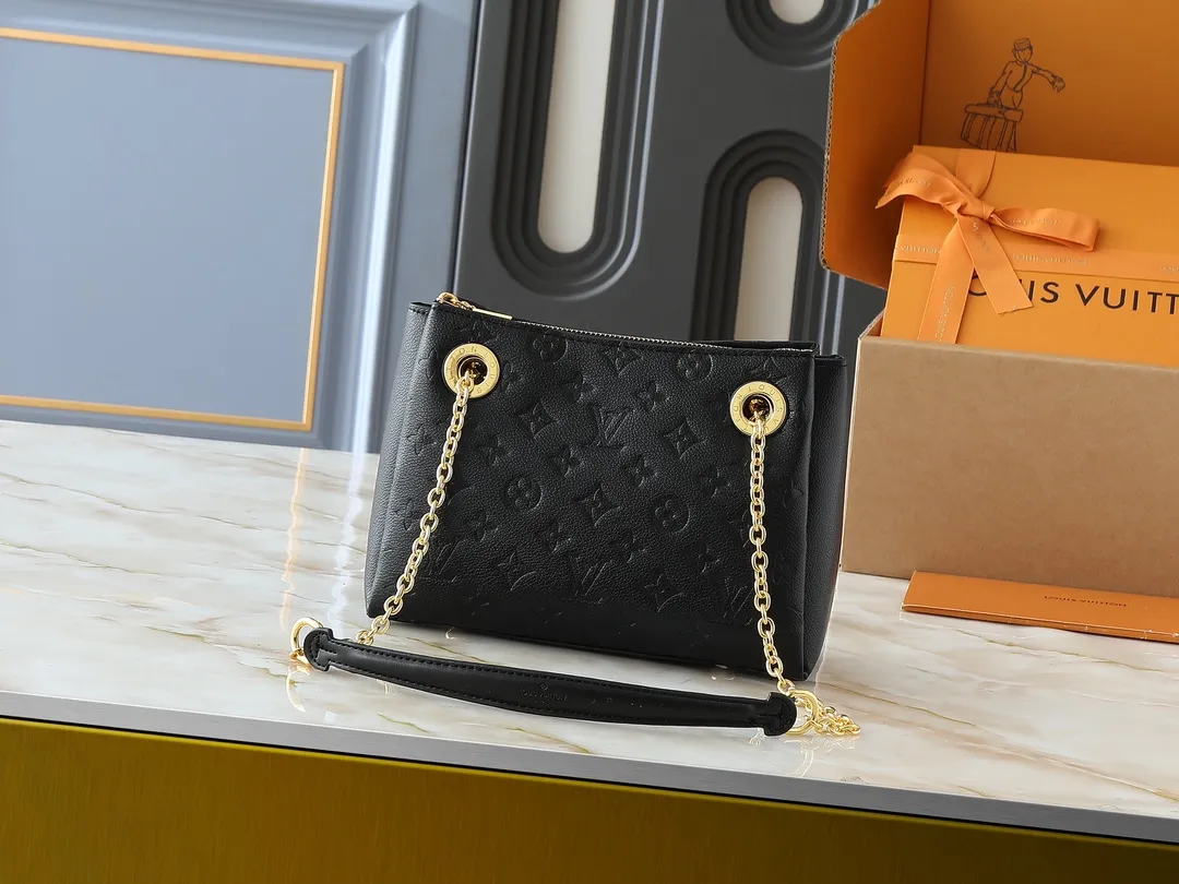 💰260💰Upgraded from the original M43775 M43776 M43777 M43750 This SURENE BB handbag Louis Vuitton's new Surene BB handbag is made of Monogram canvas and grained calfskin, and is equipped with a gold sliding bag chain. Gold metal trim and eye-catching leather trim make it more neat and fashionable. Lightweight, practical, comfortable to carry, easy to match, ideal for fashionable and casual looks. Dimensions: 24.0x 17.0x 11.0 cm