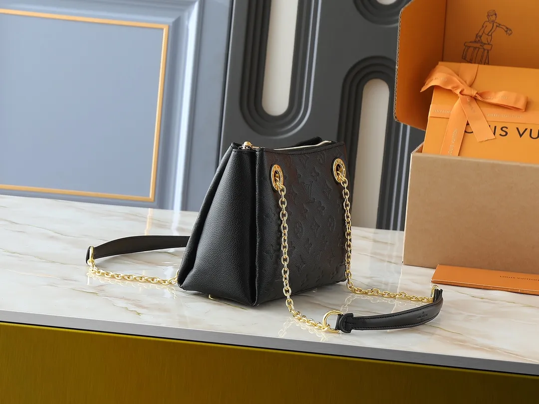 💰260💰Upgraded from the original M43775 M43776 M43777 M43750 This SURENE BB handbag Louis Vuitton's new Surene BB handbag is made of Monogram canvas and grained calfskin, and is equipped with a gold sliding bag chain. Gold metal trim and eye-catching leather trim make it more neat and fashionable. Lightweight, practical, comfortable to carry, easy to match, ideal for fashionable and casual looks. Dimensions: 24.0x 17.0x 11.0 cm