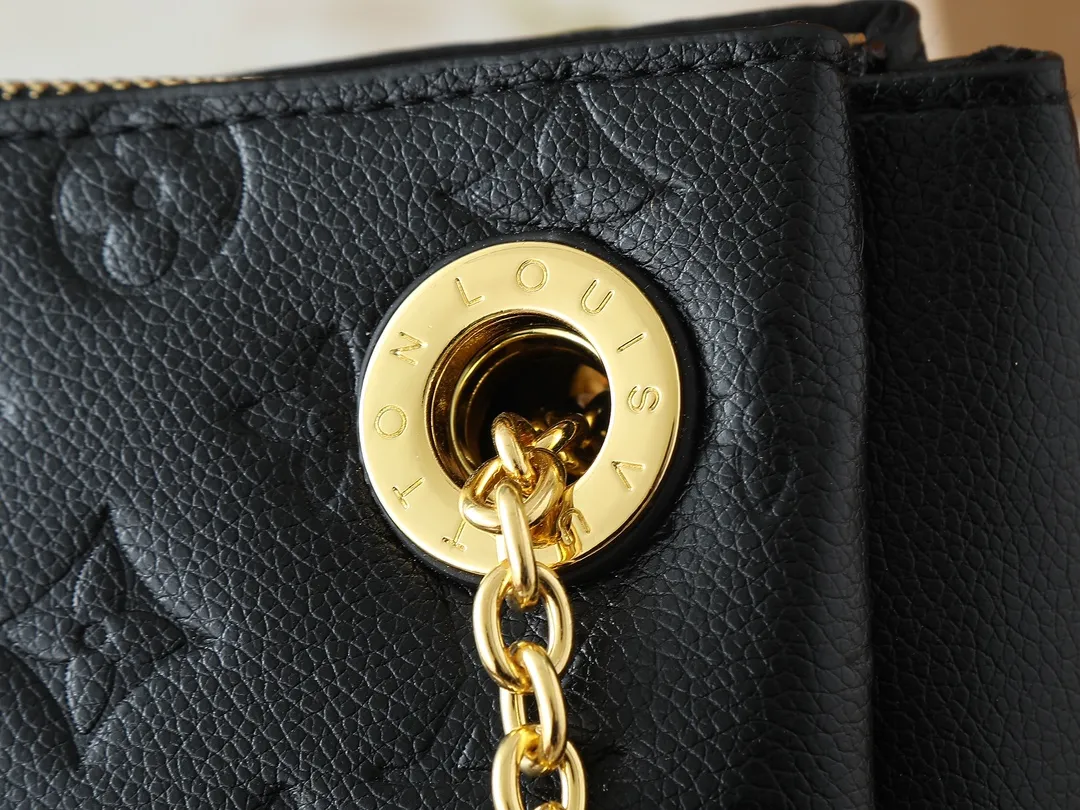 💰260💰Upgraded from the original M43775 M43776 M43777 M43750 This SURENE BB handbag Louis Vuitton's new Surene BB handbag is made of Monogram canvas and grained calfskin, and is equipped with a gold sliding bag chain. Gold metal trim and eye-catching leather trim make it more neat and fashionable. Lightweight, practical, comfortable to carry, easy to match, ideal for fashionable and casual looks. Dimensions: 24.0x 17.0x 11.0 cm