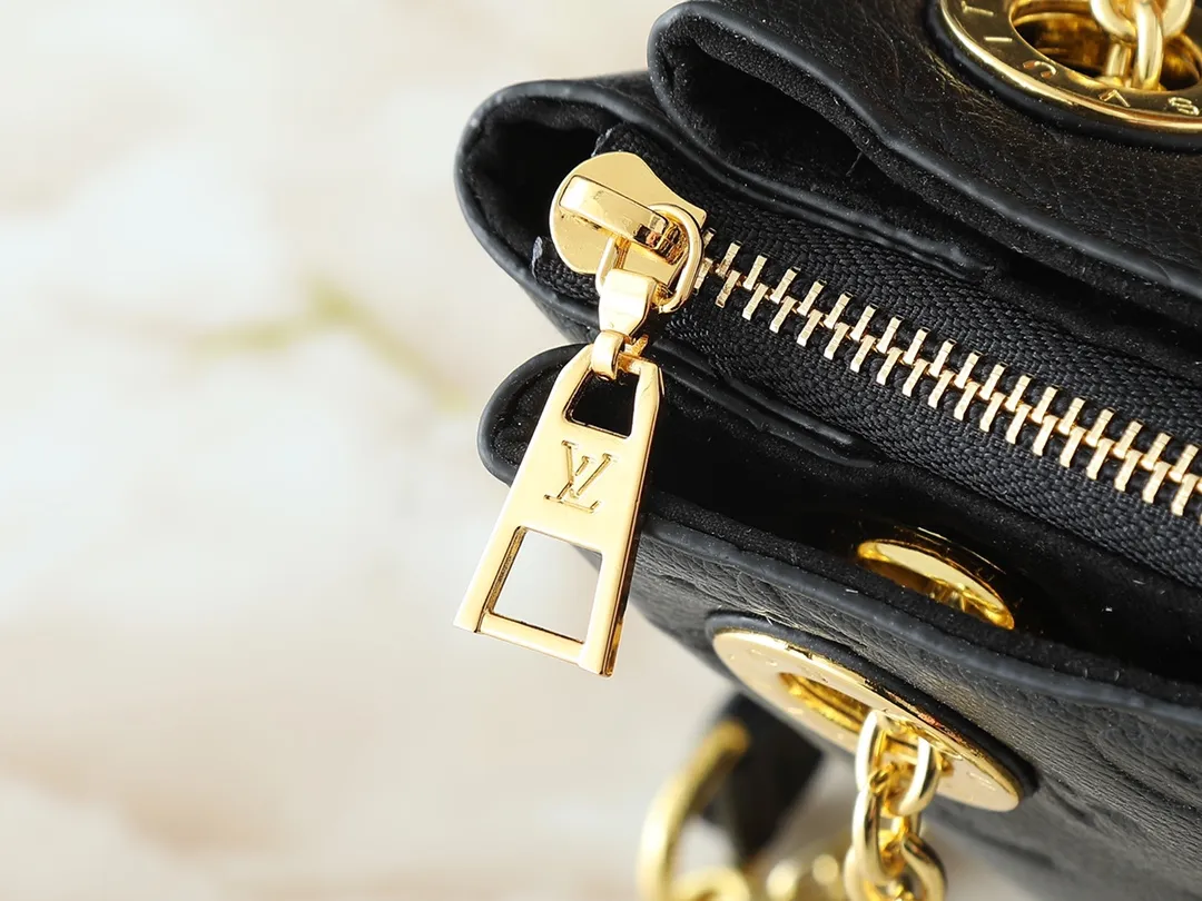 💰260💰Upgraded from the original M43775 M43776 M43777 M43750 This SURENE BB handbag Louis Vuitton's new Surene BB handbag is made of Monogram canvas and grained calfskin, and is equipped with a gold sliding bag chain. Gold metal trim and eye-catching leather trim make it more neat and fashionable. Lightweight, practical, comfortable to carry, easy to match, ideal for fashionable and casual looks. Dimensions: 24.0x 17.0x 11.0 cm
