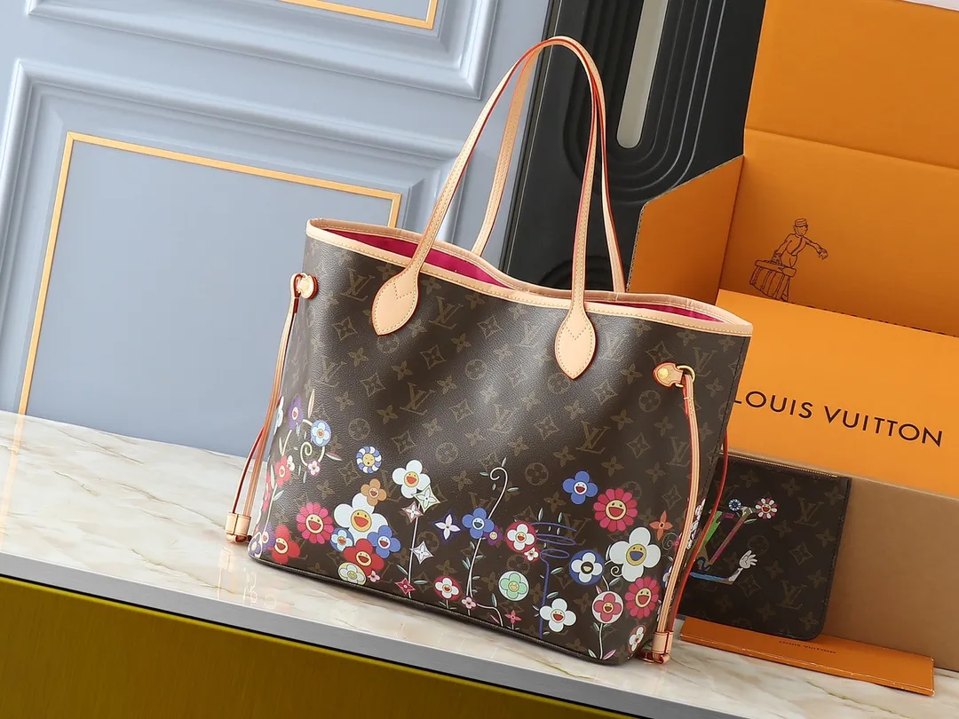 💰220💰Upgraded from the original M13675 M13271 M40995. This Neverfull medium handbag is from the Louis Vuitton Cowhide leather outlines the upper edge, handles and side straps, while the fabric lining incorporates colorful stripes. An interior zip pocket and a removable storage bag complete the functional design. Dimensions: 31.0 x 28.0 x 14.0 cm (length x height x width)