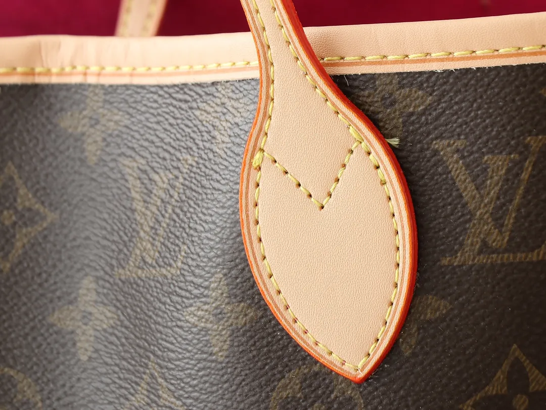 💰220💰Upgraded from the original M13675 M13271 M40995. This Neverfull medium handbag is from the Louis Vuitton Cowhide leather outlines the upper edge, handles and side straps, while the fabric lining incorporates colorful stripes. An interior zip pocket and a removable storage bag complete the functional design. Dimensions: 31.0 x 28.0 x 14.0 cm (length x height x width)