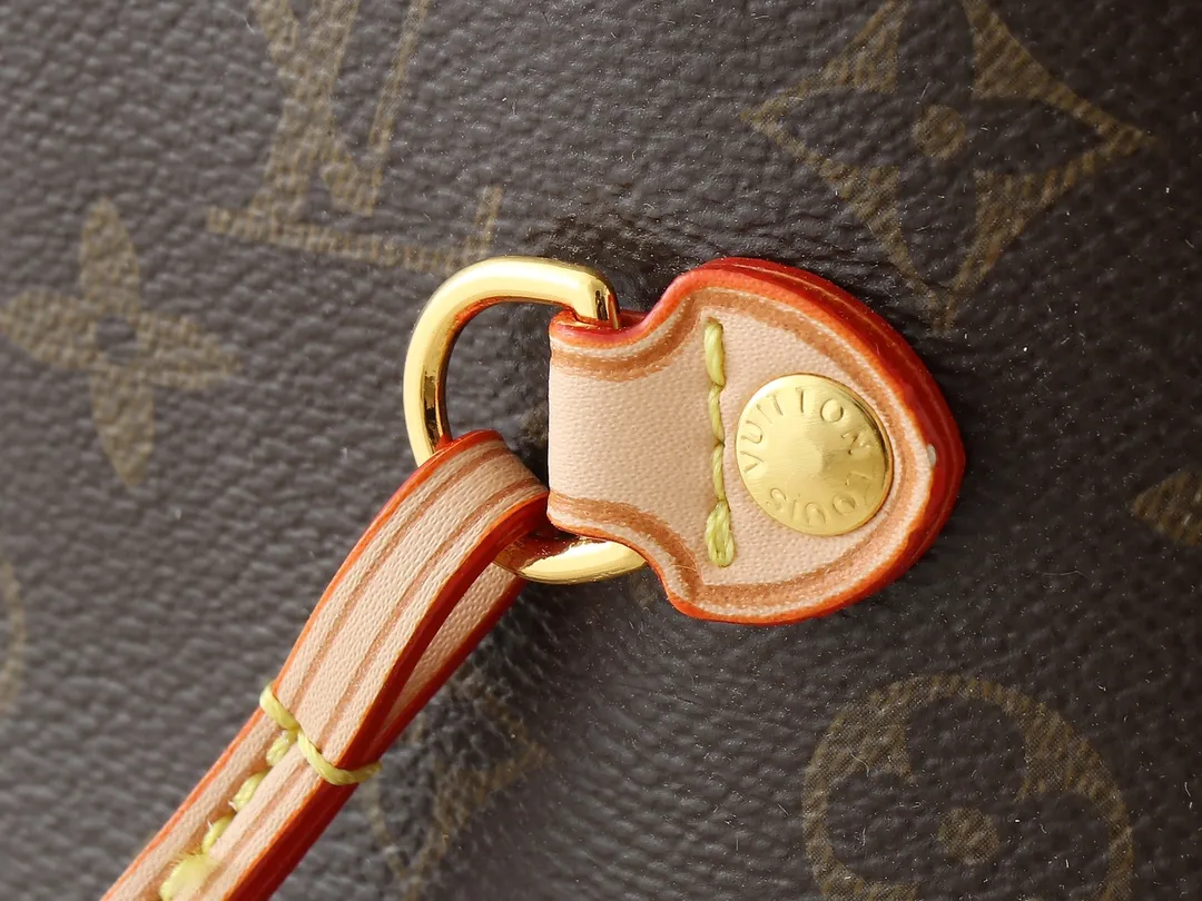 💰220💰Upgraded from the original M13675 M13271 M40995. This Neverfull medium handbag is from the Louis Vuitton Cowhide leather outlines the upper edge, handles and side straps, while the fabric lining incorporates colorful stripes. An interior zip pocket and a removable storage bag complete the functional design. Dimensions: 31.0 x 28.0 x 14.0 cm (length x height x width)