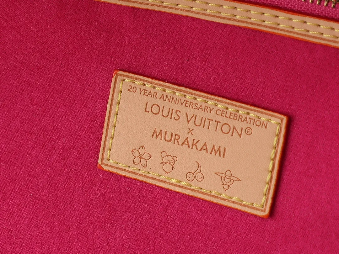 💰220💰Upgraded from the original M13675 M13271 M40995. This Neverfull medium handbag is from the Louis Vuitton Cowhide leather outlines the upper edge, handles and side straps, while the fabric lining incorporates colorful stripes. An interior zip pocket and a removable storage bag complete the functional design. Dimensions: 31.0 x 28.0 x 14.0 cm (length x height x width)