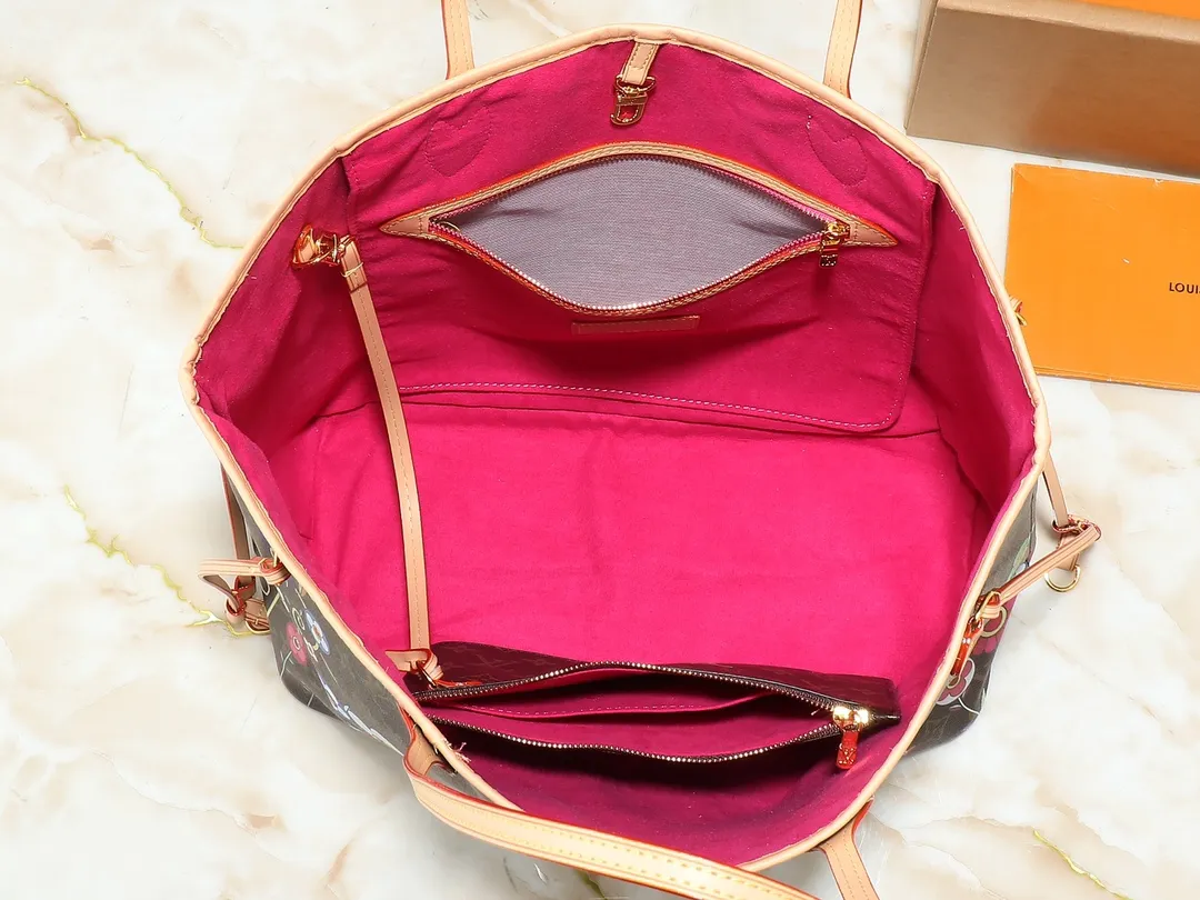 💰220💰Upgraded from the original M13675 M13271 M40995. This Neverfull medium handbag is from the Louis Vuitton Cowhide leather outlines the upper edge, handles and side straps, while the fabric lining incorporates colorful stripes. An interior zip pocket and a removable storage bag complete the functional design. Dimensions: 31.0 x 28.0 x 14.0 cm (length x height x width)