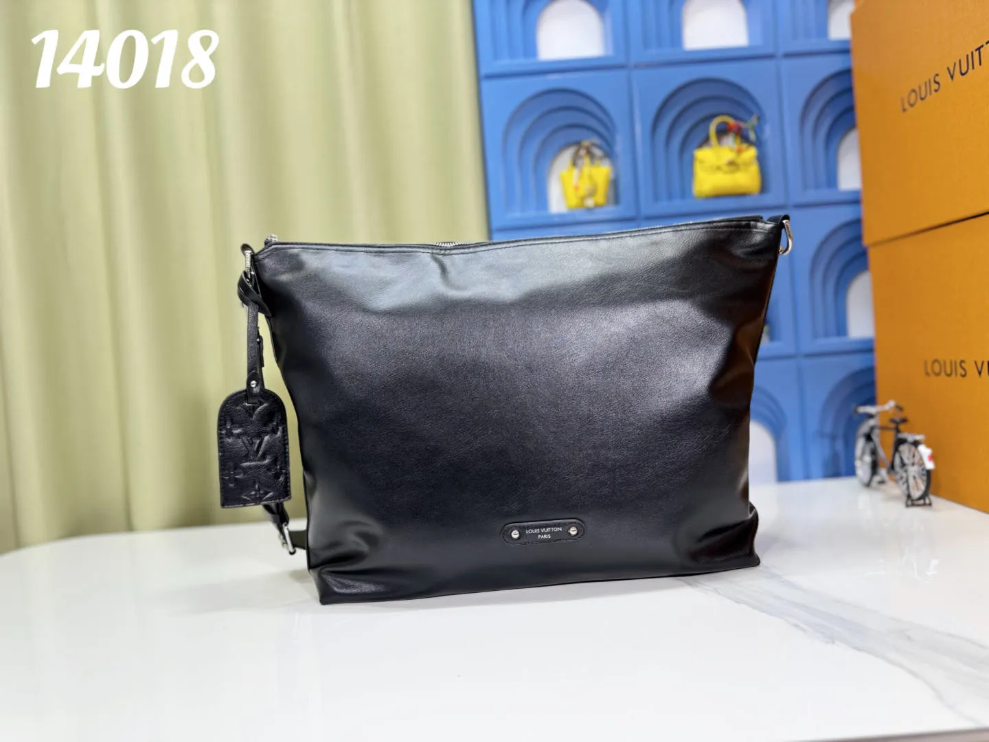 P240 LV METIS handbag M14018 M13986 Smart, intelligent and meticulously crafted, Métis made of Monogram canvas fulfills its promise with its own attitude. With its emphasis on lines and silhouettes, the Métis handbag combines the versatility required of a modern handbag with the elegance and charm of Louis Vuitton's heritage. Two detachable shoulder straps, can be used to carry, carry or carry on the shoulder. Size 48x36x12cm,