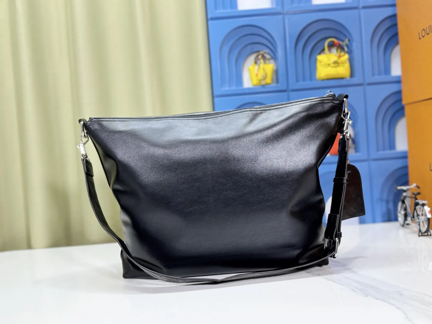 P240 LV METIS handbag M14018 M13986 Smart, intelligent and meticulously crafted, Métis made of Monogram canvas fulfills its promise with its own attitude. With its emphasis on lines and silhouettes, the Métis handbag combines the versatility required of a modern handbag with the elegance and charm of Louis Vuitton's heritage. Two detachable shoulder straps, can be used to carry, carry or carry on the shoulder. Size 48x36x12cm,