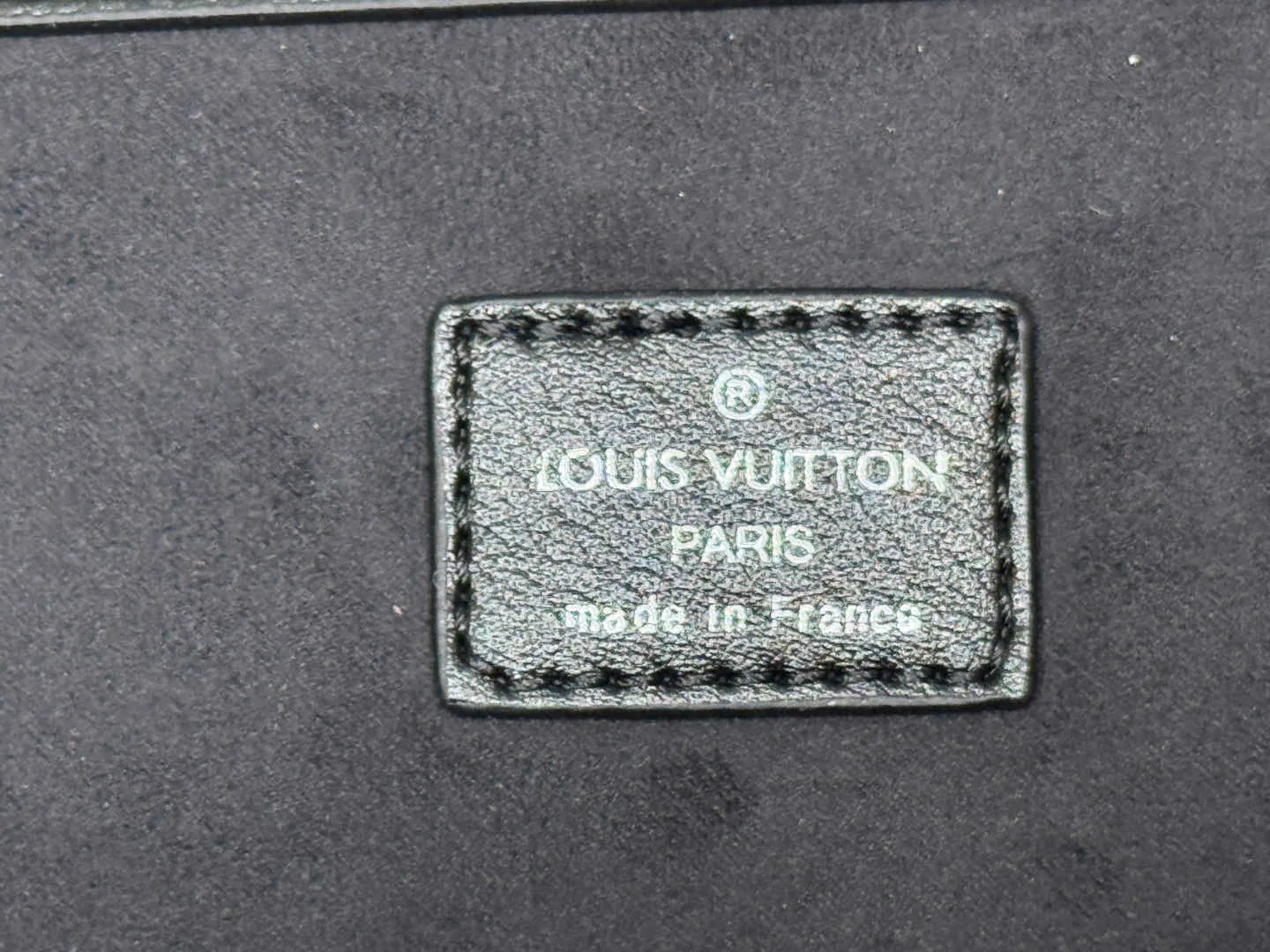 P240 LV METIS handbag M14018 M13986 Smart, intelligent and meticulously crafted, Métis made of Monogram canvas fulfills its promise with its own attitude. With its emphasis on lines and silhouettes, the Métis handbag combines the versatility required of a modern handbag with the elegance and charm of Louis Vuitton's heritage. Two detachable shoulder straps, can be used to carry, carry or carry on the shoulder. Size 48x36x12cm,