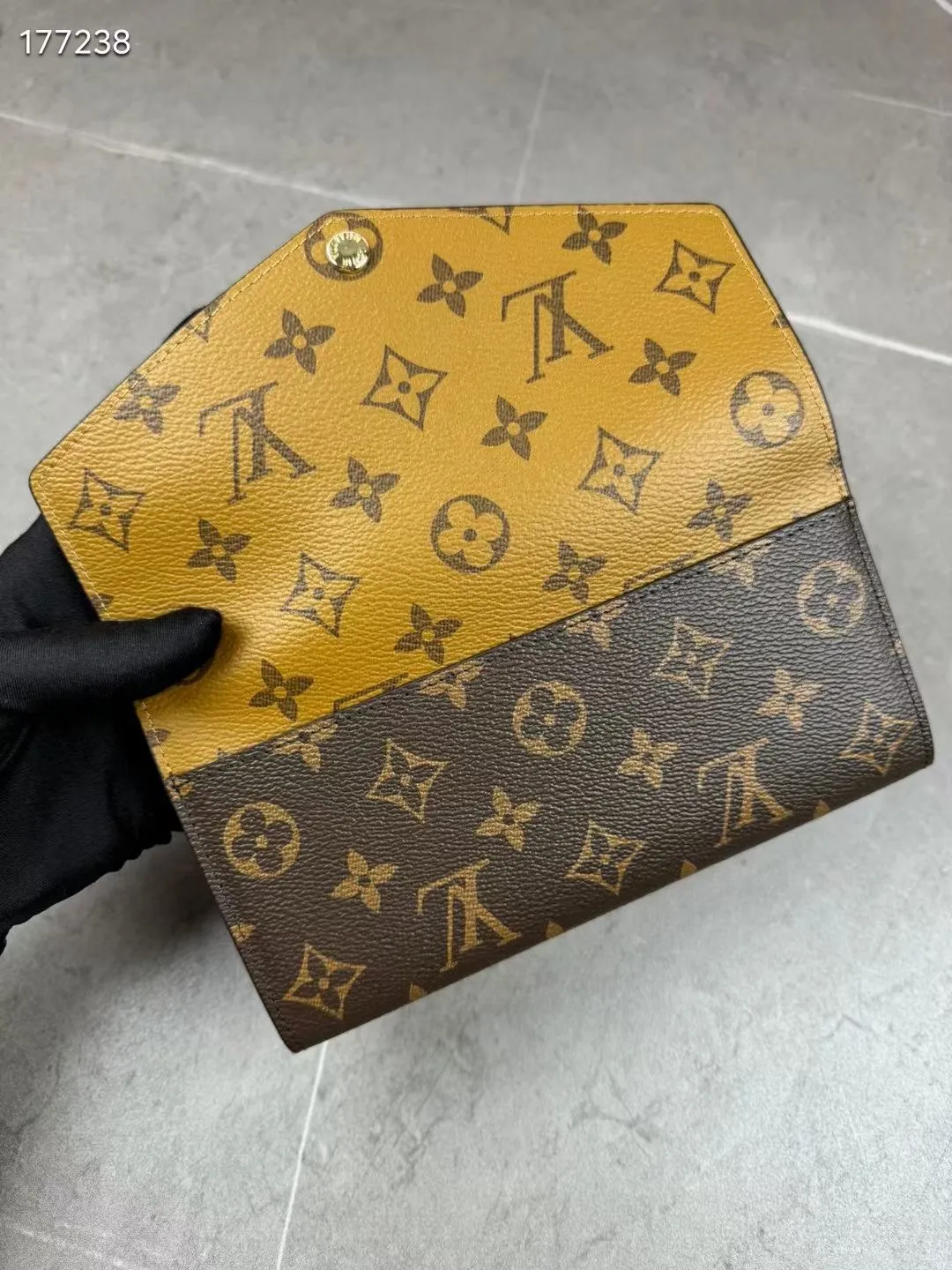 P140💰 M60531 Yellow Flower As one of Louis Vuitton's classic designs, the Sarah wallet combines Monogram canvas and grained leather lining to reproduce the elegance of the envelope-style design. The spacious interior features 2 large compartments, a central zipped coin pocket and multiple card slots. Safely stores multiple daily necessities. Dimensions: 19 x 10.5 x 2.5 cm