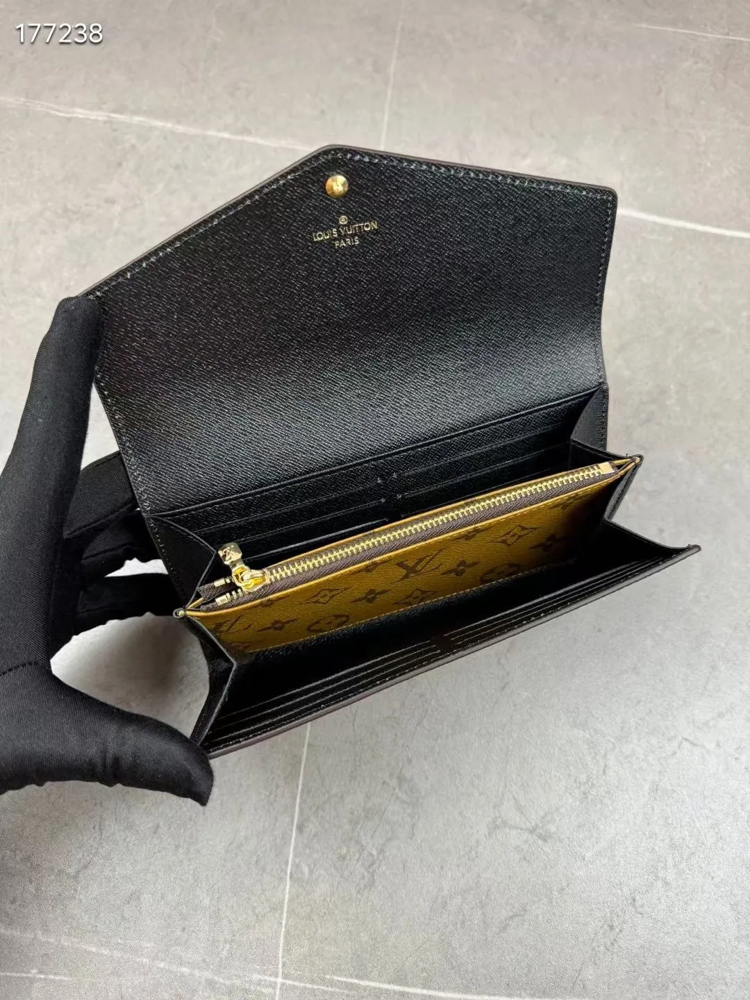 P140💰 M60531 Yellow Flower As one of Louis Vuitton's classic designs, the Sarah wallet combines Monogram canvas and grained leather lining to reproduce the elegance of the envelope-style design. The spacious interior features 2 large compartments, a central zipped coin pocket and multiple card slots. Safely stores multiple daily necessities. Dimensions: 19 x 10.5 x 2.5 cm