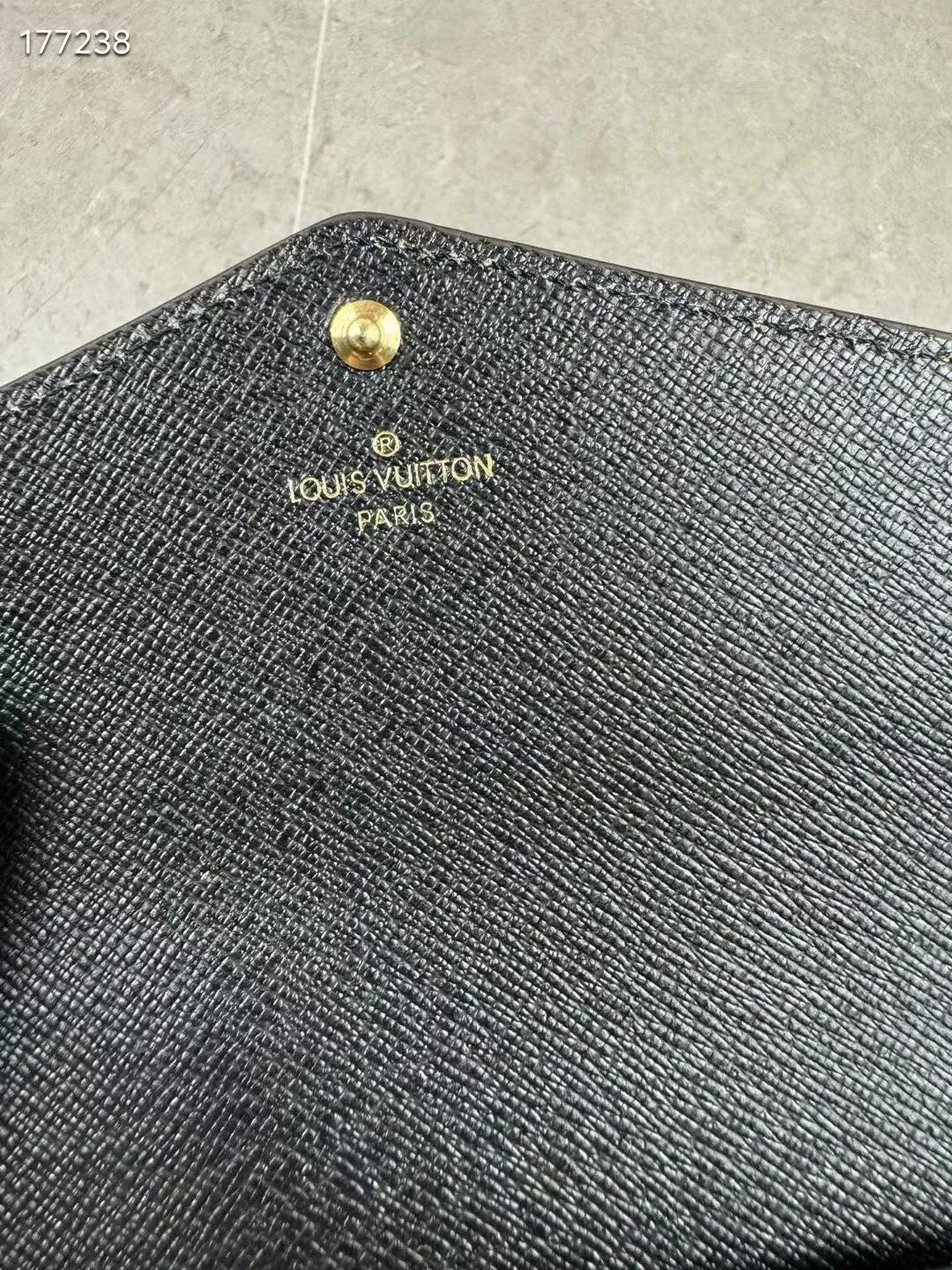 P140💰 M60531 Yellow Flower As one of Louis Vuitton's classic designs, the Sarah wallet combines Monogram canvas and grained leather lining to reproduce the elegance of the envelope-style design. The spacious interior features 2 large compartments, a central zipped coin pocket and multiple card slots. Safely stores multiple daily necessities. Dimensions: 19 x 10.5 x 2.5 cm