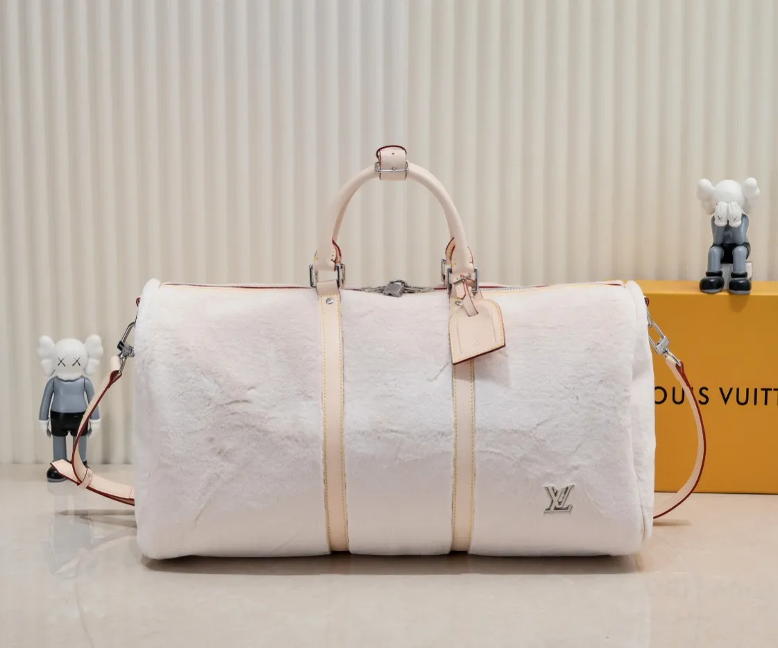 ¥600💰 Exclusive real shot-upgraded version ‼ ️M23108 Puffy Shearling Keepall Bandoulière 50 travel bag is inspired by the soft touch of teddy bears, injecting childlike fun into functional items. Wool leather bag features cowhide side straps, top handle and name tag with LV lettering on one corner. Dimensions: 50.0 x 29.0 x 23.0 cm (length x height x width)