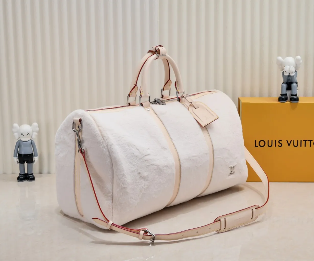¥600💰 Exclusive real shot-upgraded version ‼ ️M23108 Puffy Shearling Keepall Bandoulière 50 travel bag is inspired by the soft touch of teddy bears, injecting childlike fun into functional items. Wool leather bag features cowhide side straps, top handle and name tag with LV lettering on one corner. Dimensions: 50.0 x 29.0 x 23.0 cm (length x height x width)