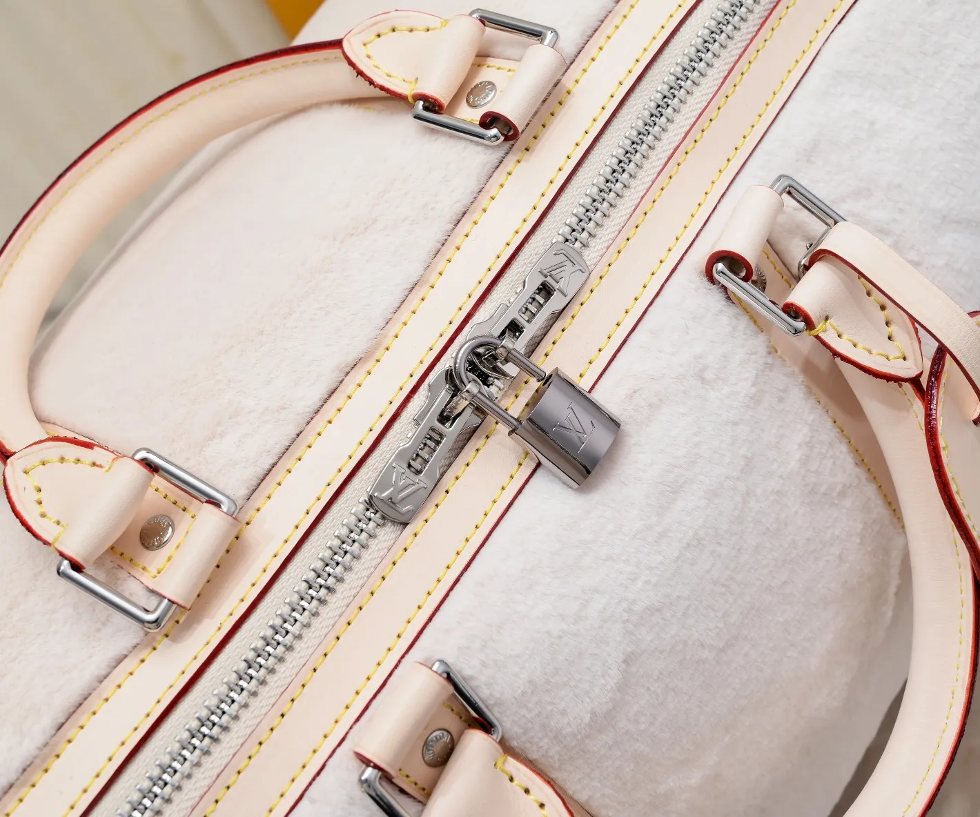 ¥600💰 Exclusive real shot-upgraded version ‼ ️M23108 Puffy Shearling Keepall Bandoulière 50 travel bag is inspired by the soft touch of teddy bears, injecting childlike fun into functional items. Wool leather bag features cowhide side straps, top handle and name tag with LV lettering on one corner. Dimensions: 50.0 x 29.0 x 23.0 cm (length x height x width)