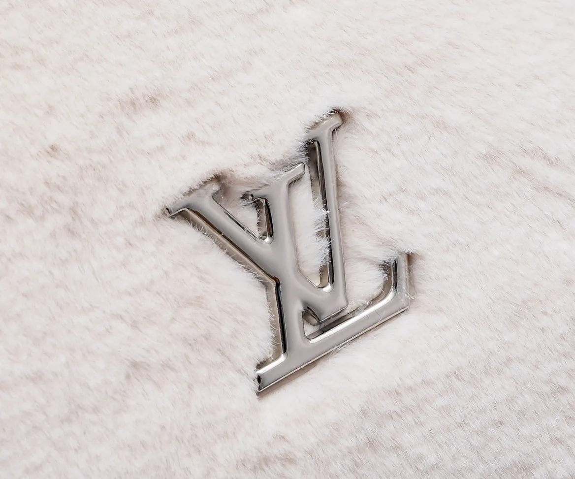 ¥600💰 Exclusive real shot-upgraded version ‼ ️M23108 Puffy Shearling Keepall Bandoulière 50 travel bag is inspired by the soft touch of teddy bears, injecting childlike fun into functional items. Wool leather bag features cowhide side straps, top handle and name tag with LV lettering on one corner. Dimensions: 50.0 x 29.0 x 23.0 cm (length x height x width)