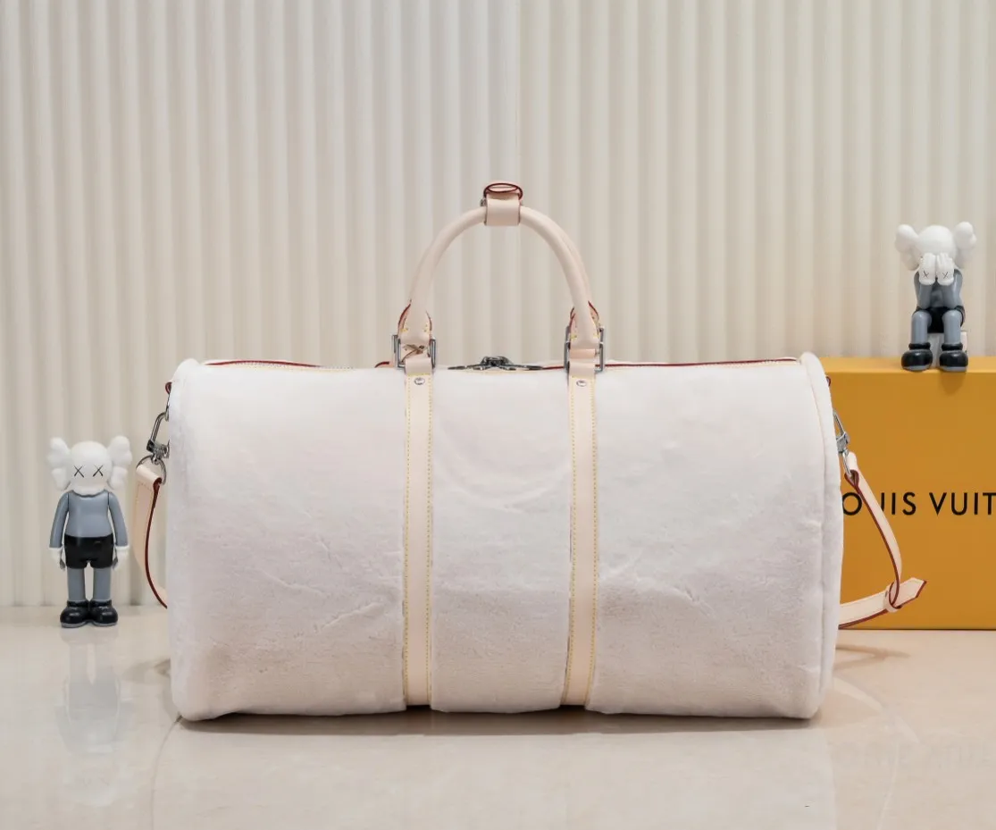 ¥600💰 Exclusive real shot-upgraded version ‼ ️M23108 Puffy Shearling Keepall Bandoulière 50 travel bag is inspired by the soft touch of teddy bears, injecting childlike fun into functional items. Wool leather bag features cowhide side straps, top handle and name tag with LV lettering on one corner. Dimensions: 50.0 x 29.0 x 23.0 cm (length x height x width)