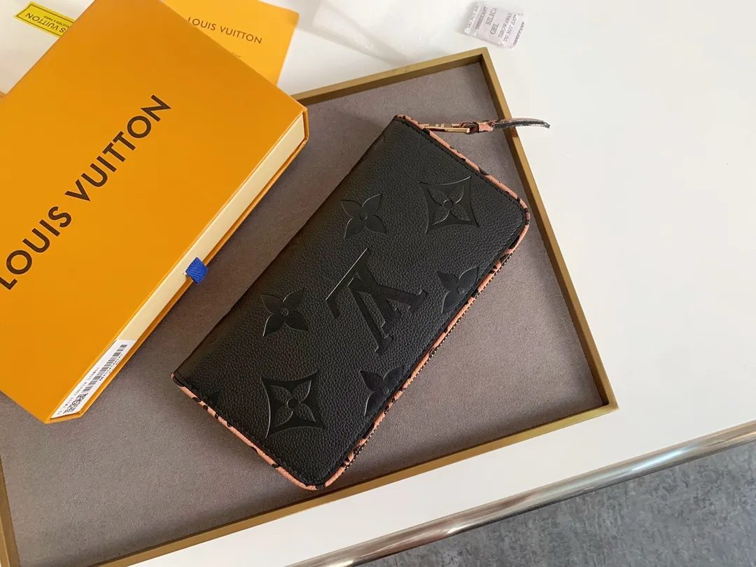 💰150 💎 Top quality original, exclusive for overseas supply 👍 Made of soft calfskin, the Zippy Lockme wallet combines the iconic design of the zipper wallet with the distinctive elements of the fashion series: LV lettering and a front pocket for easy access to tickets and other items. Reliable wrap-around zipper design with multiple interior pockets and compartments. Model: M80680 Dimensions: 19.5 x 10.0 x 2.5 cm