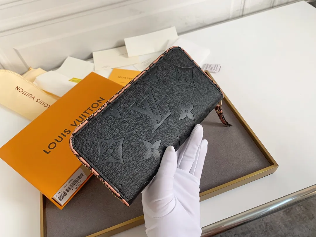 💰150 💎 Top quality original, exclusive for overseas supply 👍 Made of soft calfskin, the Zippy Lockme wallet combines the iconic design of the zipper wallet with the distinctive elements of the fashion series: LV lettering and a front pocket for easy access to tickets and other items. Reliable wrap-around zipper design with multiple interior pockets and compartments. Model: M80680 Dimensions: 19.5 x 10.0 x 2.5 cm