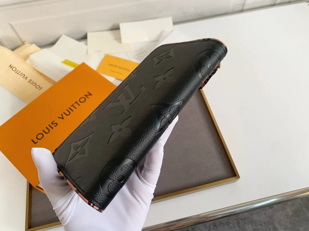 💰150 💎 Top quality original, exclusive for overseas supply 👍 Made of soft calfskin, the Zippy Lockme wallet combines the iconic design of the zipper wallet with the distinctive elements of the fashion series: LV lettering and a front pocket for easy access to tickets and other items. Reliable wrap-around zipper design with multiple interior pockets and compartments. Model: M80680 Dimensions: 19.5 x 10.0 x 2.5 cm