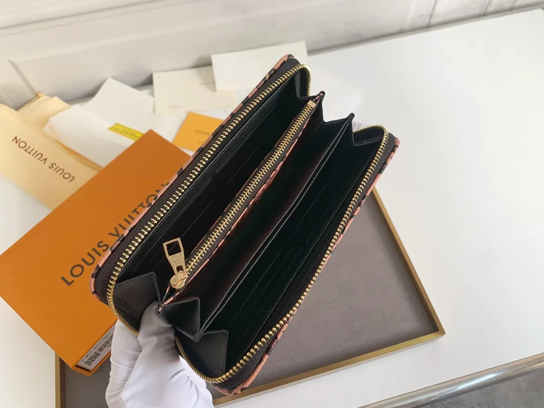 💰150 💎 Top quality original, exclusive for overseas supply 👍 Made of soft calfskin, the Zippy Lockme wallet combines the iconic design of the zipper wallet with the distinctive elements of the fashion series: LV lettering and a front pocket for easy access to tickets and other items. Reliable wrap-around zipper design with multiple interior pockets and compartments. Model: M80680 Dimensions: 19.5 x 10.0 x 2.5 cm
