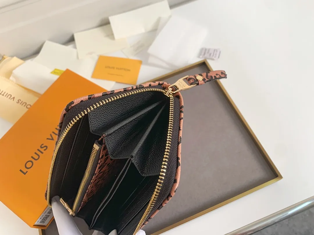 💰150 💎 Top quality original, exclusive for overseas supply 👍 Made of soft calfskin, the Zippy Lockme wallet combines the iconic design of the zipper wallet with the distinctive elements of the fashion series: LV lettering and a front pocket for easy access to tickets and other items. Reliable wrap-around zipper design with multiple interior pockets and compartments. Model: M80680 Dimensions: 19.5 x 10.0 x 2.5 cm