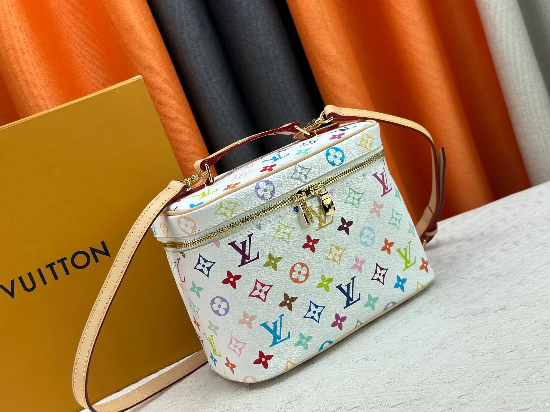 P260 upgraded original M13747 M44495 M42265 M44936 M42263 lv Takashi Murakami Nice mini Nano cosmetic bag with Monogram print and 33 colorful colors. In 2025, Takashi Murakami and lv jointly launched the white tricolor and black tricolor twelve pieces, which are very popular around the world and are loved by celebrities and celebrities. Dimensions: 24 x 17 x 14 (LxHxW)