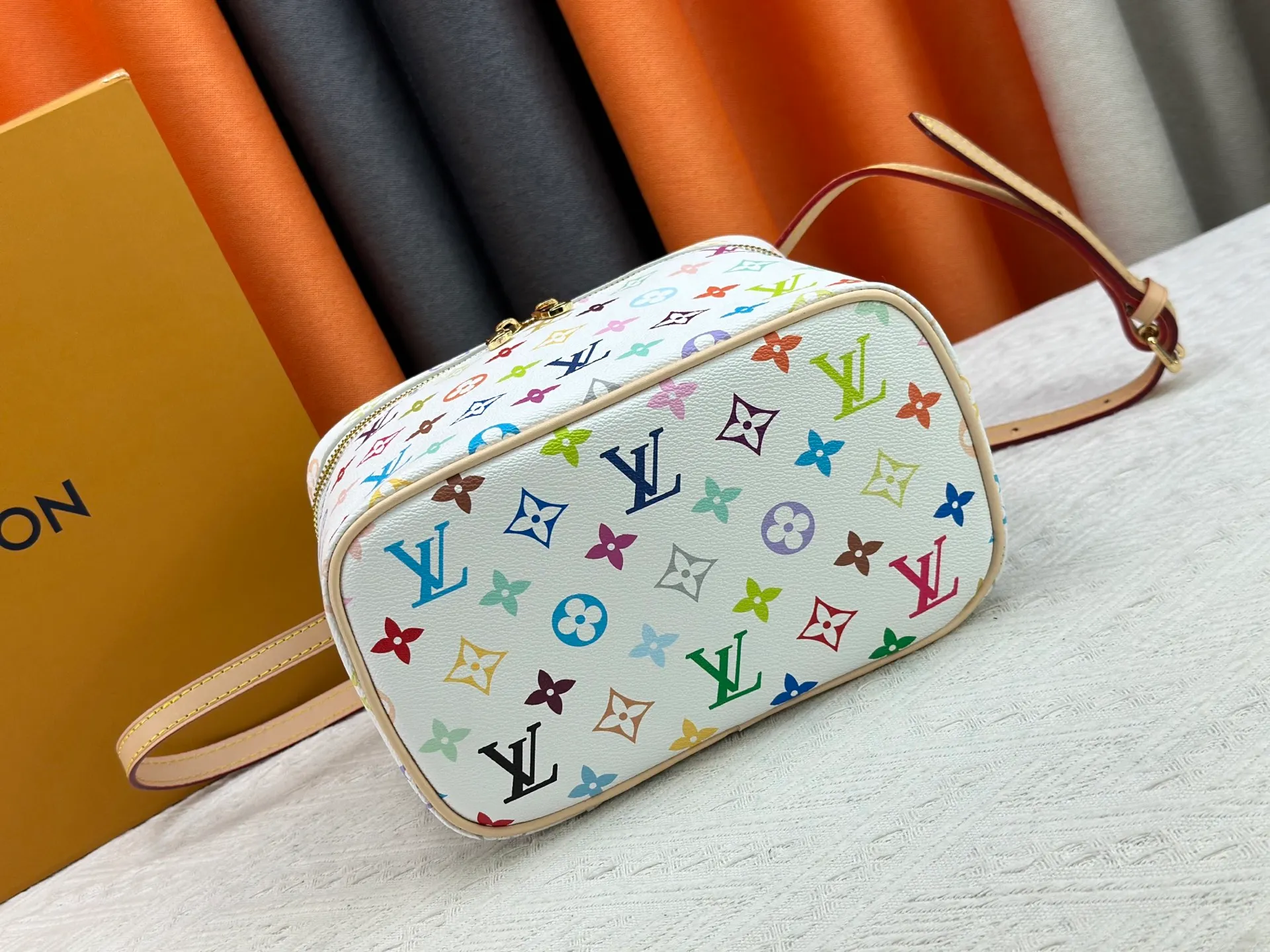 P260 upgraded original M13747 M44495 M42265 M44936 M42263 lv Takashi Murakami Nice mini Nano cosmetic bag with Monogram print and 33 colorful colors. In 2025, Takashi Murakami and lv jointly launched the white tricolor and black tricolor twelve pieces, which are very popular around the world and are loved by celebrities and celebrities. Dimensions: 24 x 17 x 14 (LxHxW)