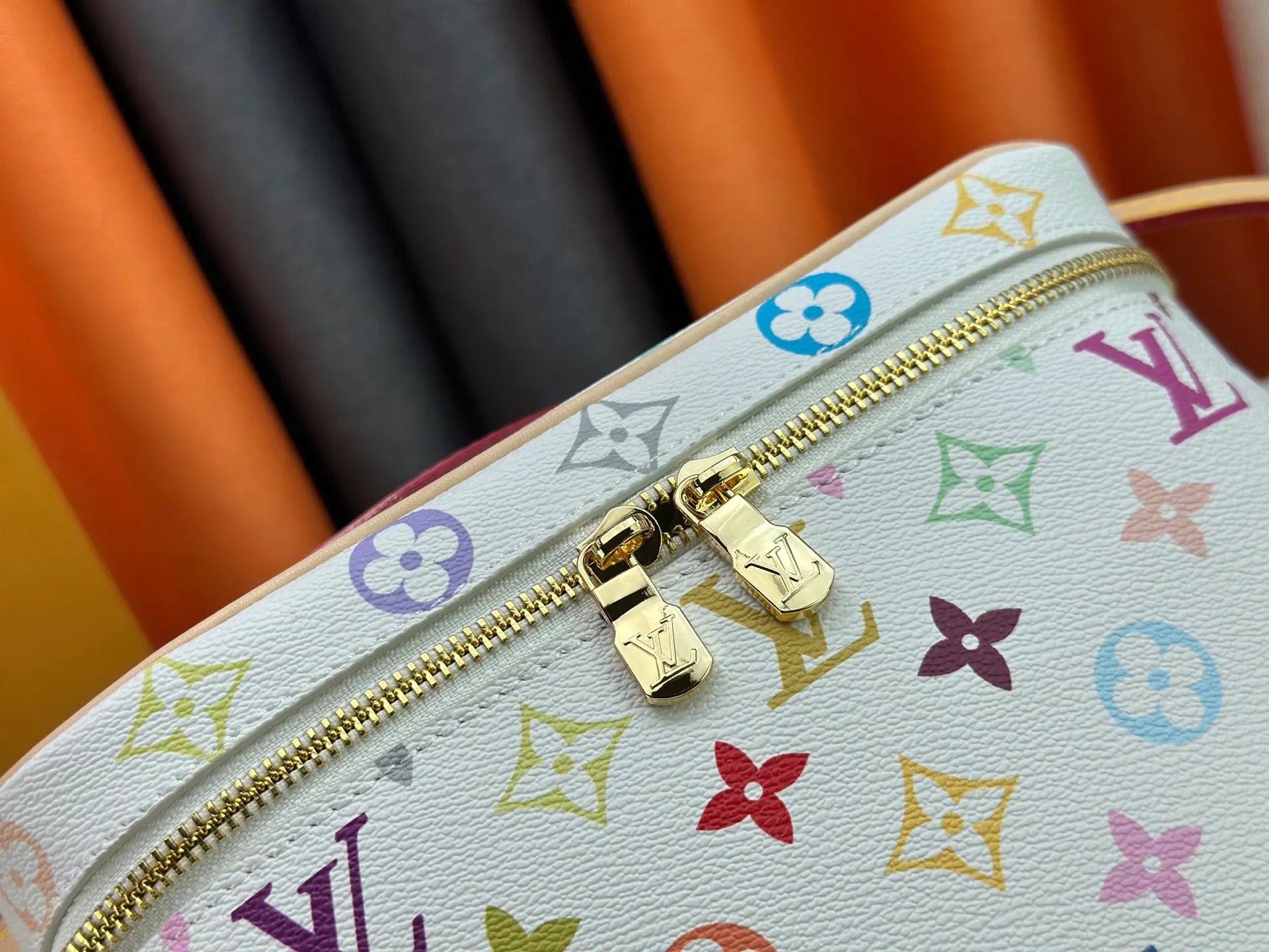P260 upgraded original M13747 M44495 M42265 M44936 M42263 lv Takashi Murakami Nice mini Nano cosmetic bag with Monogram print and 33 colorful colors. In 2025, Takashi Murakami and lv jointly launched the white tricolor and black tricolor twelve pieces, which are very popular around the world and are loved by celebrities and celebrities. Dimensions: 24 x 17 x 14 (LxHxW)