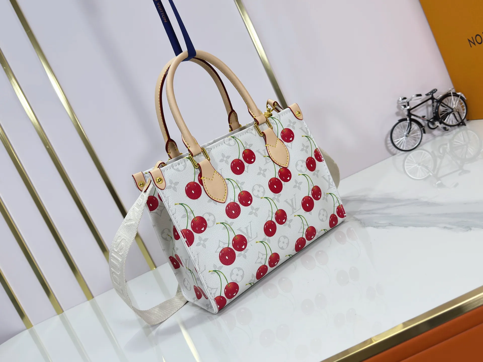 P260 Upgraded original version 🔥New style🔥M45659 M46373 M44571 This OnTheGo small handbag is made of Monogram and Monogram Reverse canvas, with the Monogram Giant pattern embellished on it. The Toron handle and the jacquard textured shoulder strap decorated with the brand's logo create a visual contrast, and the detachable coin bag is suitable for storing change or small items. It combines fashionable charm with various functions, making it a good daily companion. 25.0 x 19.0 x 11.5 cm (length x height x width)