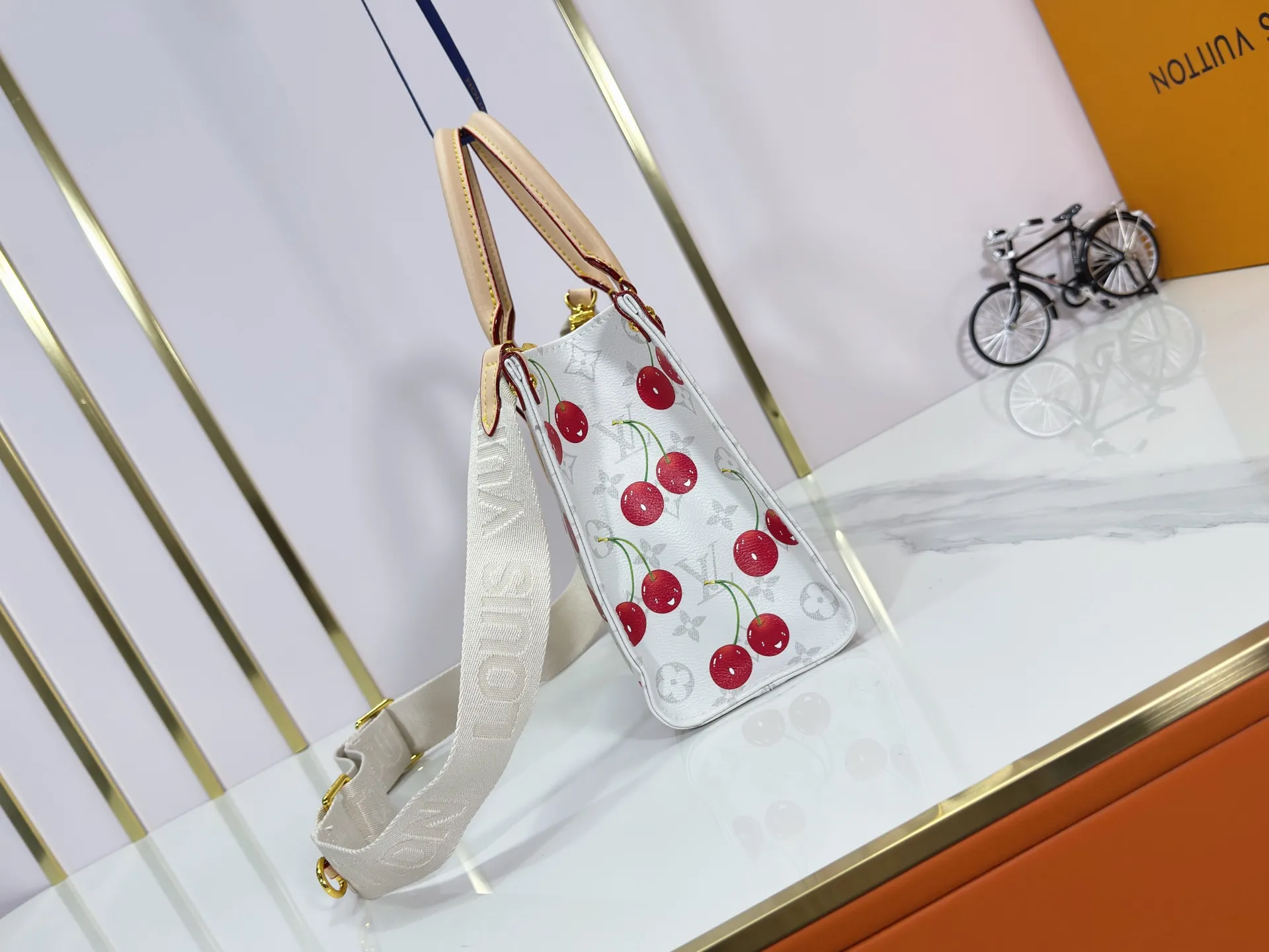 P260 Upgraded original version 🔥New style🔥M45659 M46373 M44571 This OnTheGo small handbag is made of Monogram and Monogram Reverse canvas, with the Monogram Giant pattern embellished on it. The Toron handle and the jacquard textured shoulder strap decorated with the brand's logo create a visual contrast, and the detachable coin bag is suitable for storing change or small items. It combines fashionable charm with various functions, making it a good daily companion. 25.0 x 19.0 x 11.5 cm (length x height x width)