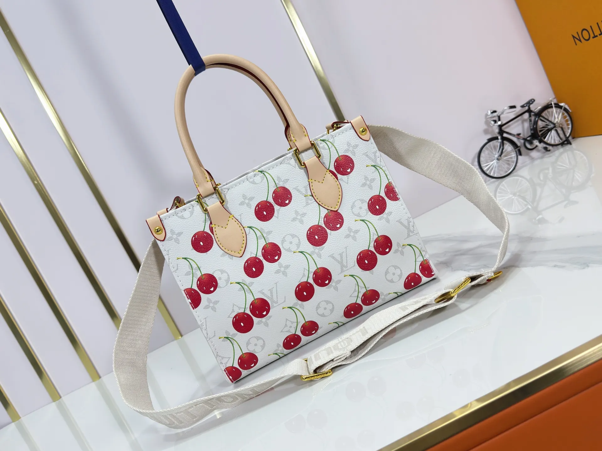 P260 Upgraded original version 🔥New style🔥M45659 M46373 M44571 This OnTheGo small handbag is made of Monogram and Monogram Reverse canvas, with the Monogram Giant pattern embellished on it. The Toron handle and the jacquard textured shoulder strap decorated with the brand's logo create a visual contrast, and the detachable coin bag is suitable for storing change or small items. It combines fashionable charm with various functions, making it a good daily companion. 25.0 x 19.0 x 11.5 cm (length x height x width)