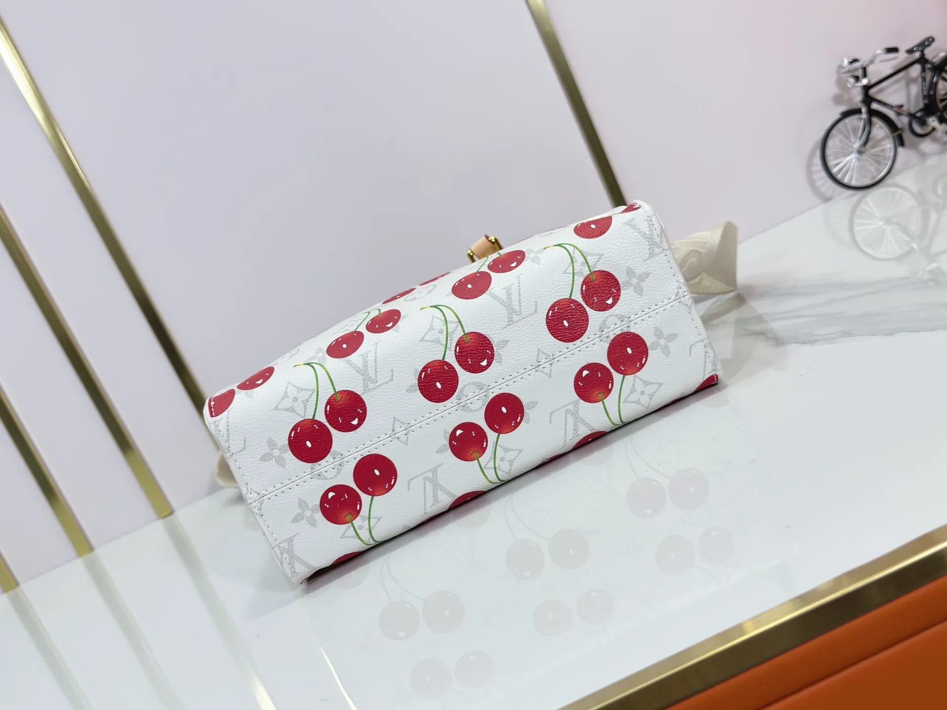 P260 Upgraded original version 🔥New style🔥M45659 M46373 M44571 This OnTheGo small handbag is made of Monogram and Monogram Reverse canvas, with the Monogram Giant pattern embellished on it. The Toron handle and the jacquard textured shoulder strap decorated with the brand's logo create a visual contrast, and the detachable coin bag is suitable for storing change or small items. It combines fashionable charm with various functions, making it a good daily companion. 25.0 x 19.0 x 11.5 cm (length x height x width)