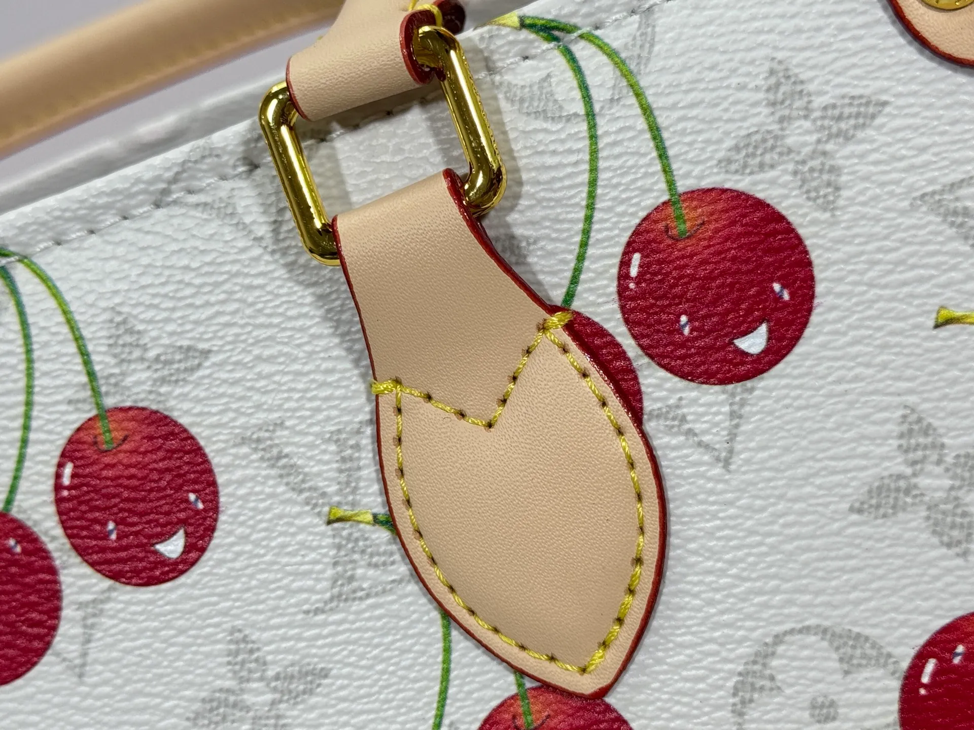 P260 Upgraded original version 🔥New style🔥M45659 M46373 M44571 This OnTheGo small handbag is made of Monogram and Monogram Reverse canvas, with the Monogram Giant pattern embellished on it. The Toron handle and the jacquard textured shoulder strap decorated with the brand's logo create a visual contrast, and the detachable coin bag is suitable for storing change or small items. It combines fashionable charm with various functions, making it a good daily companion. 25.0 x 19.0 x 11.5 cm (length x height x width)