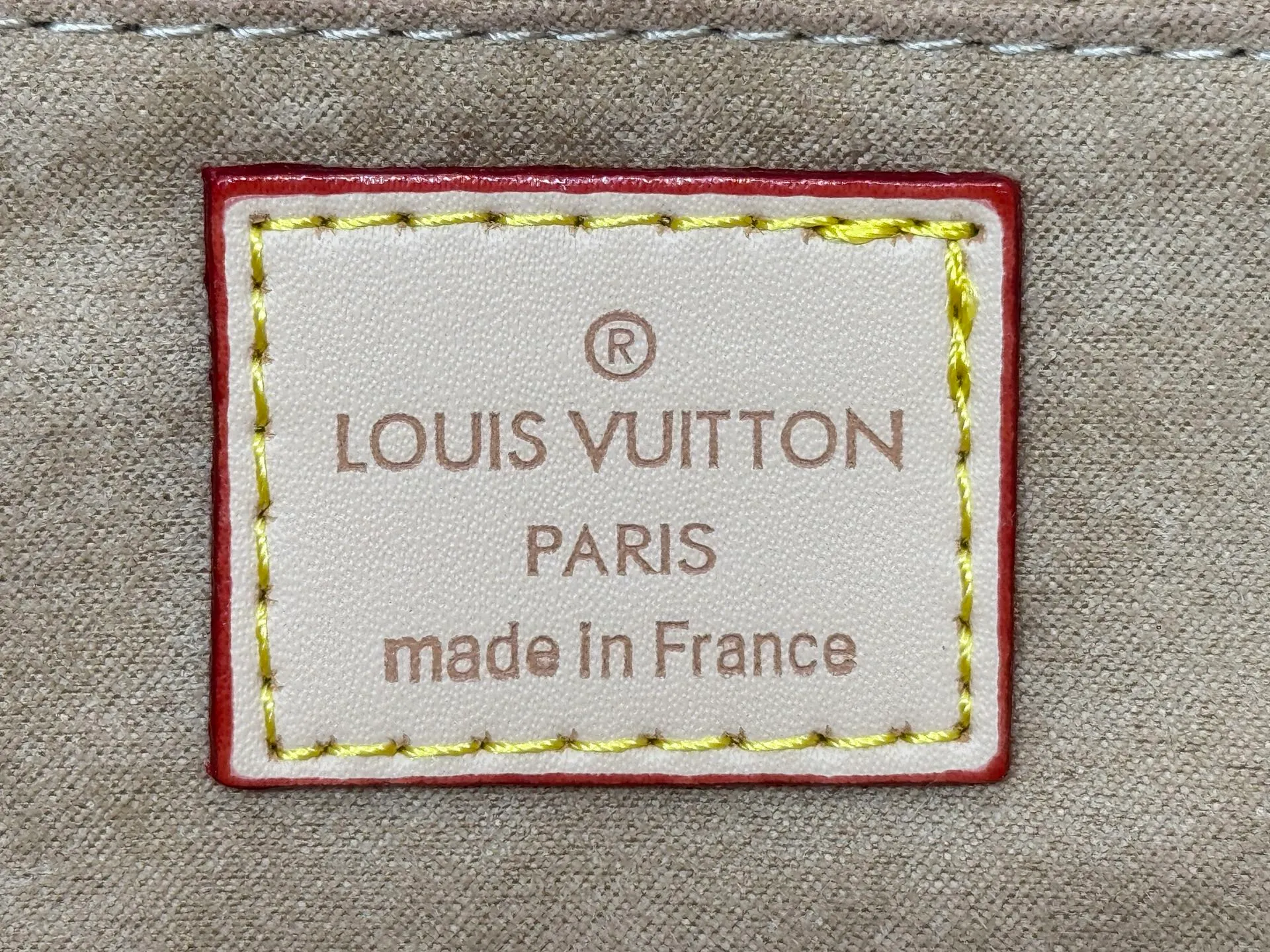 P260 Upgraded original version 🔥New style🔥M45659 M46373 M44571 This OnTheGo small handbag is made of Monogram and Monogram Reverse canvas, with the Monogram Giant pattern embellished on it. The Toron handle and the jacquard textured shoulder strap decorated with the brand's logo create a visual contrast, and the detachable coin bag is suitable for storing change or small items. It combines fashionable charm with various functions, making it a good daily companion. 25.0 x 19.0 x 11.5 cm (length x height x width)