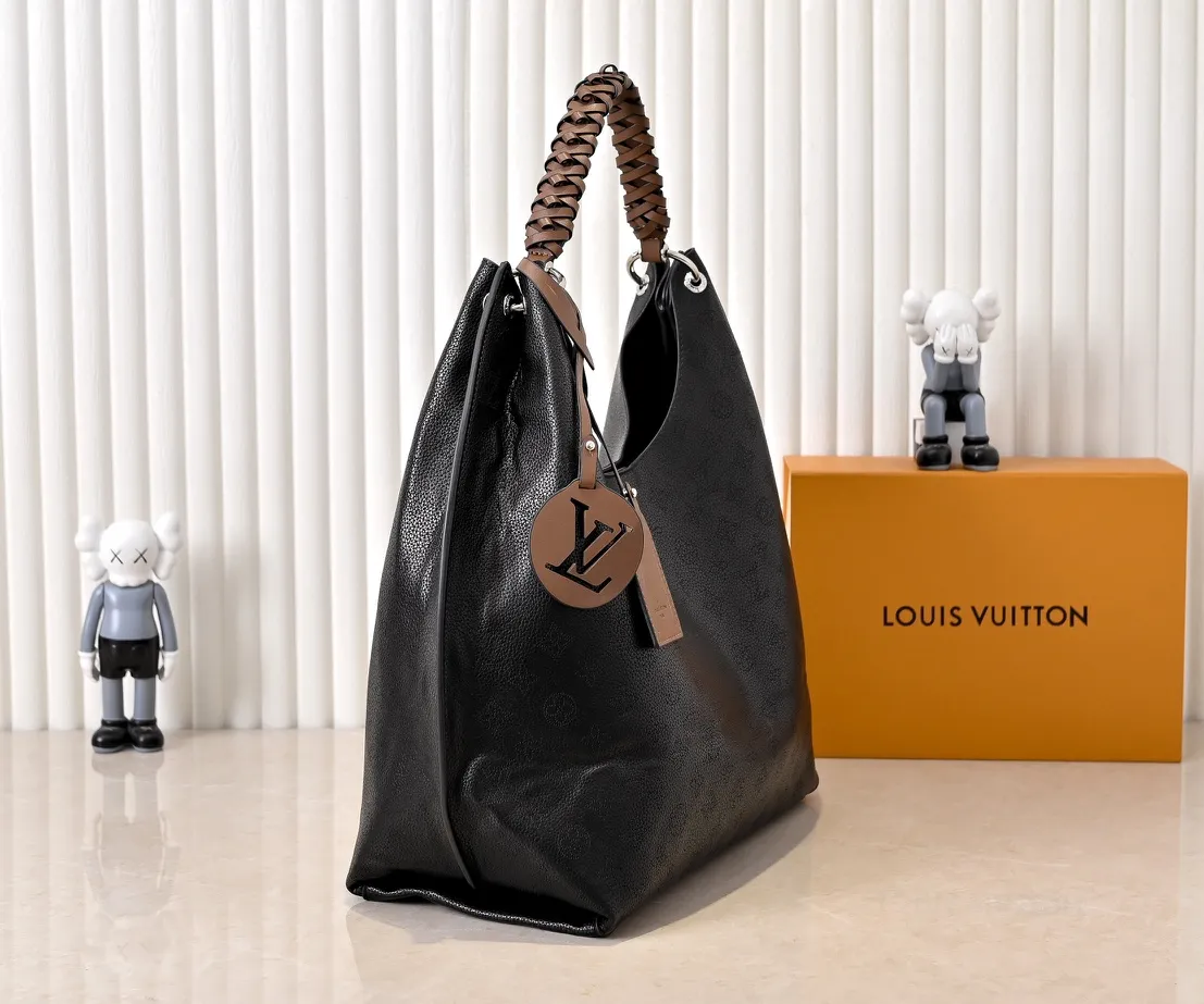 Batch 300💰 Upgraded original M53188 six-color ready stock. This bag is made of imported granular Taurillon calfskin. Its fashionable silhouette is very youthful. The full leather punched braided wrist double tag women's shoulder bag is particularly beautiful when carried casually on the shoulder. The oversized shiny palladium copper twist lock seal adds an avant-garde atmosphere. Dimensions: 35.0 x 40.0 x 17.0 cm
