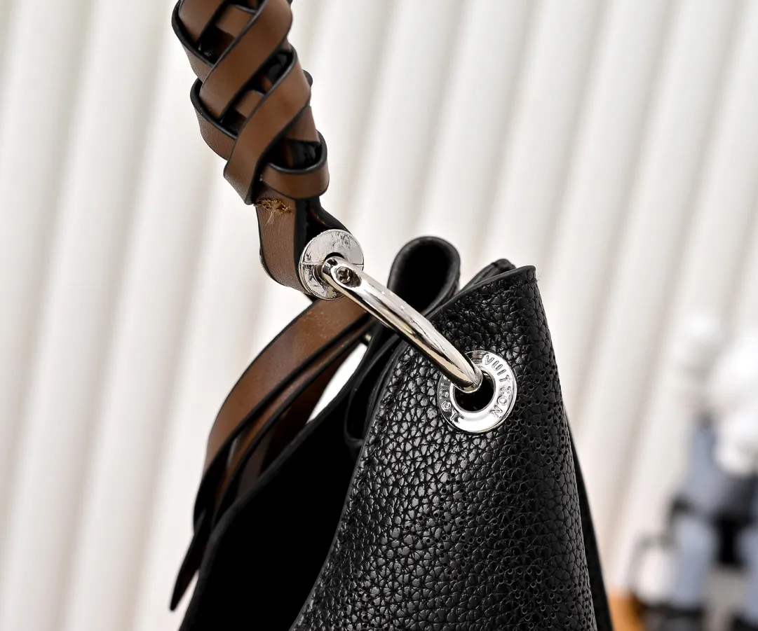 Batch 300💰 Upgraded original M53188 six-color ready stock. This bag is made of imported granular Taurillon calfskin. Its fashionable silhouette is very youthful. The full leather punched braided wrist double tag women's shoulder bag is particularly beautiful when carried casually on the shoulder. The oversized shiny palladium copper twist lock seal adds an avant-garde atmosphere. Dimensions: 35.0 x 40.0 x 17.0 cm