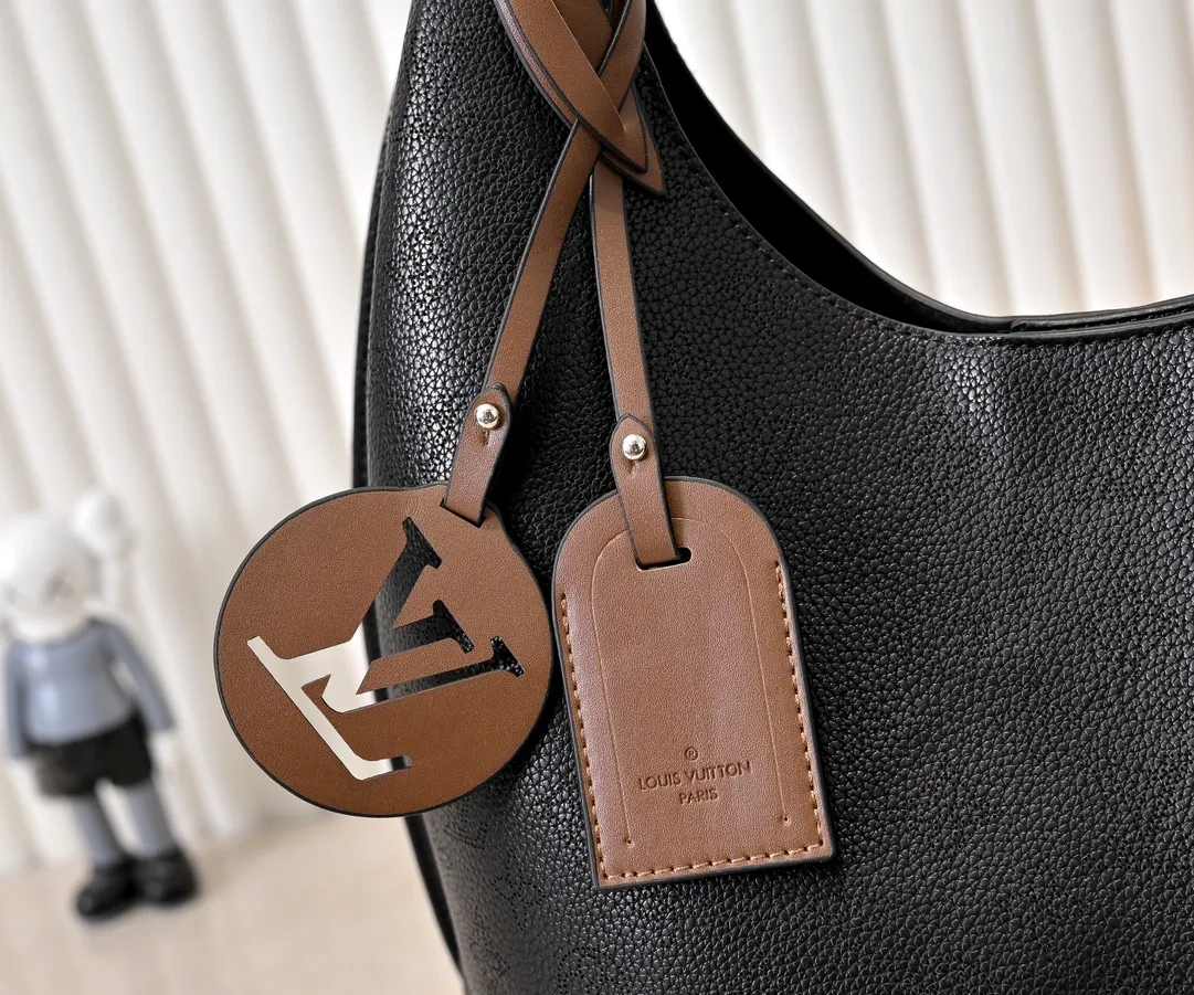 Batch 300💰 Upgraded original M53188 six-color ready stock. This bag is made of imported granular Taurillon calfskin. Its fashionable silhouette is very youthful. The full leather punched braided wrist double tag women's shoulder bag is particularly beautiful when carried casually on the shoulder. The oversized shiny palladium copper twist lock seal adds an avant-garde atmosphere. Dimensions: 35.0 x 40.0 x 17.0 cm
