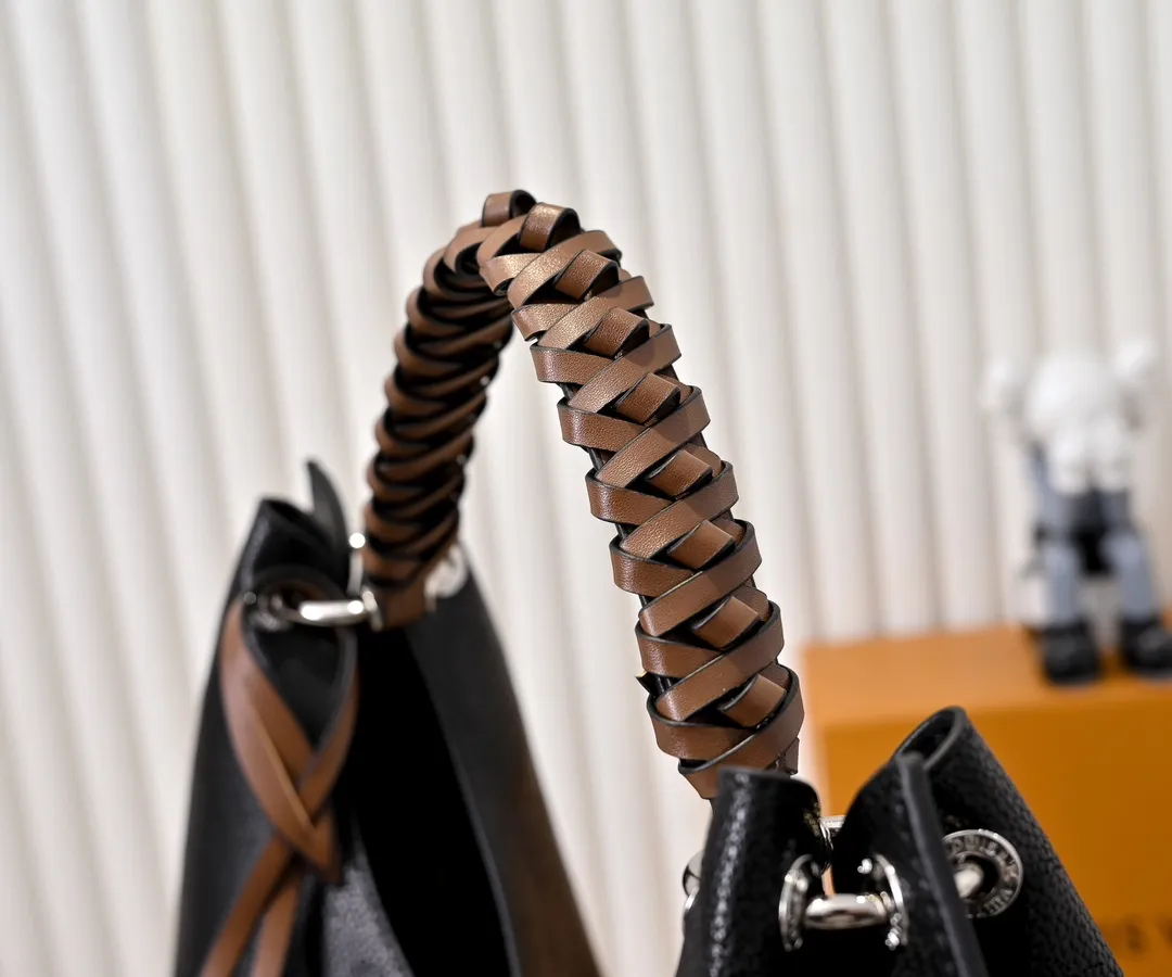 Batch 300💰 Upgraded original M53188 six-color ready stock. This bag is made of imported granular Taurillon calfskin. Its fashionable silhouette is very youthful. The full leather punched braided wrist double tag women's shoulder bag is particularly beautiful when carried casually on the shoulder. The oversized shiny palladium copper twist lock seal adds an avant-garde atmosphere. Dimensions: 35.0 x 40.0 x 17.0 cm