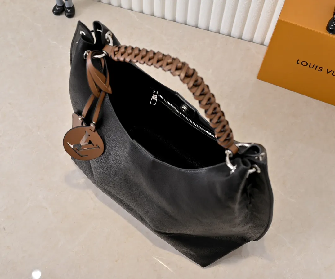 Batch 300💰 Upgraded original M53188 six-color ready stock. This bag is made of imported granular Taurillon calfskin. Its fashionable silhouette is very youthful. The full leather punched braided wrist double tag women's shoulder bag is particularly beautiful when carried casually on the shoulder. The oversized shiny palladium copper twist lock seal adds an avant-garde atmosphere. Dimensions: 35.0 x 40.0 x 17.0 cm