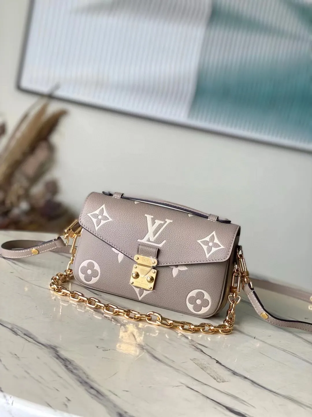 💰1100 (first-grain leather) top original order M23081 apricot silk screen This Pochette Metis East West handbag is made of Monogram Empreinte leather with Monogram pattern embossed, which combines classic elements and contemporary details. The S-lock lock and top handle pay tribute to the brand's box-making heritage. The compact configuration and detachable shoulder short chain highlight the trendy style. Size: 21.5x13.5x6cm