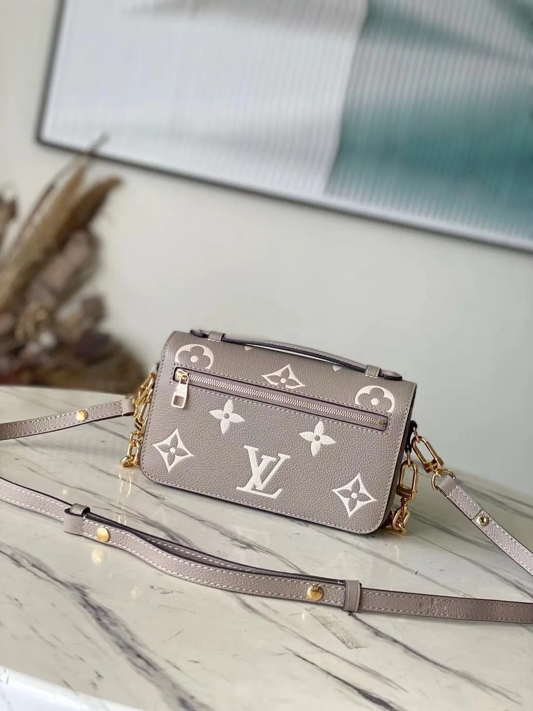💰1100 (first-grain leather) top original order M23081 apricot silk screen This Pochette Metis East West handbag is made of Monogram Empreinte leather with Monogram pattern embossed, which combines classic elements and contemporary details. The S-lock lock and top handle pay tribute to the brand's box-making heritage. The compact configuration and detachable shoulder short chain highlight the trendy style. Size: 21.5x13.5x6cm