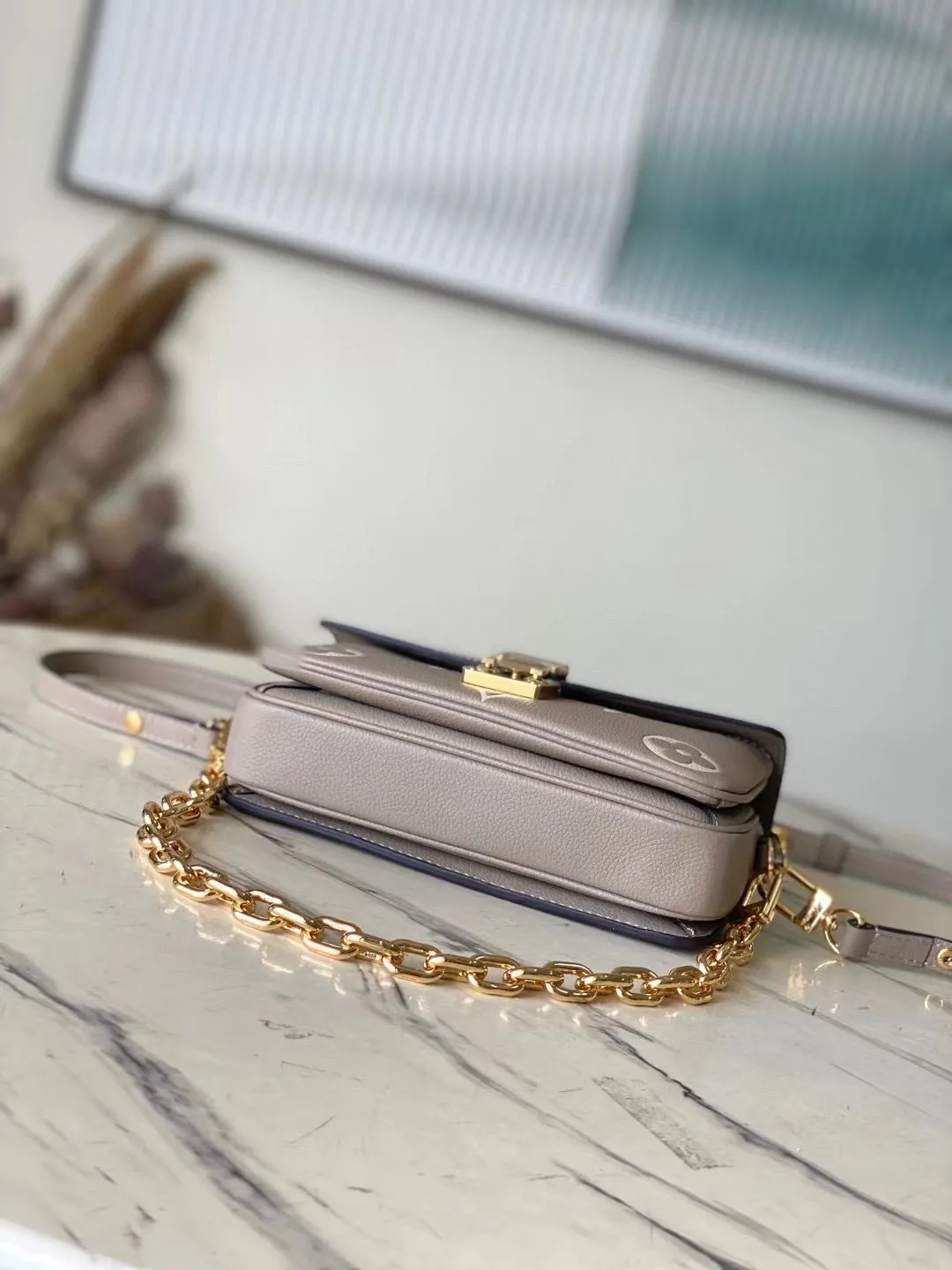 💰1100 (first-grain leather) top original order M23081 apricot silk screen This Pochette Metis East West handbag is made of Monogram Empreinte leather with Monogram pattern embossed, which combines classic elements and contemporary details. The S-lock lock and top handle pay tribute to the brand's box-making heritage. The compact configuration and detachable shoulder short chain highlight the trendy style. Size: 21.5x13.5x6cm