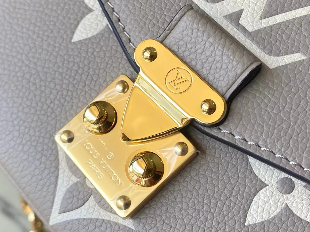 💰1100 (first-grain leather) top original order M23081 apricot silk screen This Pochette Metis East West handbag is made of Monogram Empreinte leather with Monogram pattern embossed, which combines classic elements and contemporary details. The S-lock lock and top handle pay tribute to the brand's box-making heritage. The compact configuration and detachable shoulder short chain highlight the trendy style. Size: 21.5x13.5x6cm