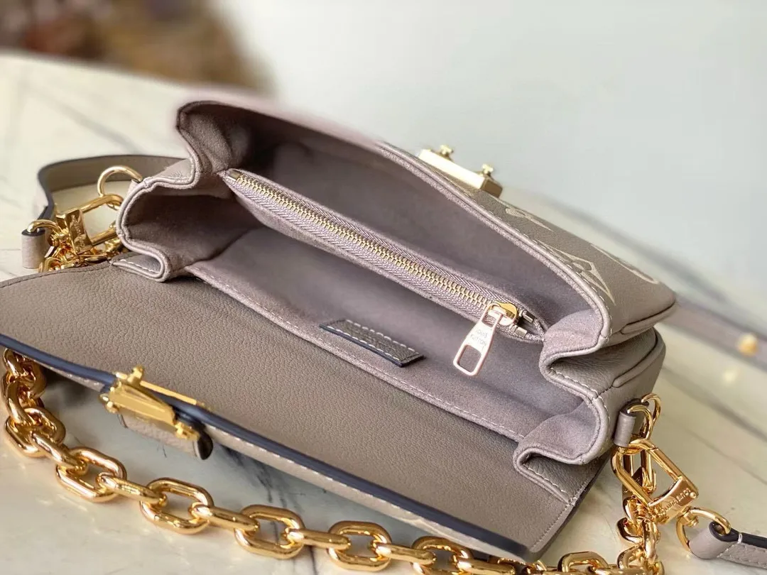 💰1100 (first-grain leather) top original order M23081 apricot silk screen This Pochette Metis East West handbag is made of Monogram Empreinte leather with Monogram pattern embossed, which combines classic elements and contemporary details. The S-lock lock and top handle pay tribute to the brand's box-making heritage. The compact configuration and detachable shoulder short chain highlight the trendy style. Size: 21.5x13.5x6cm