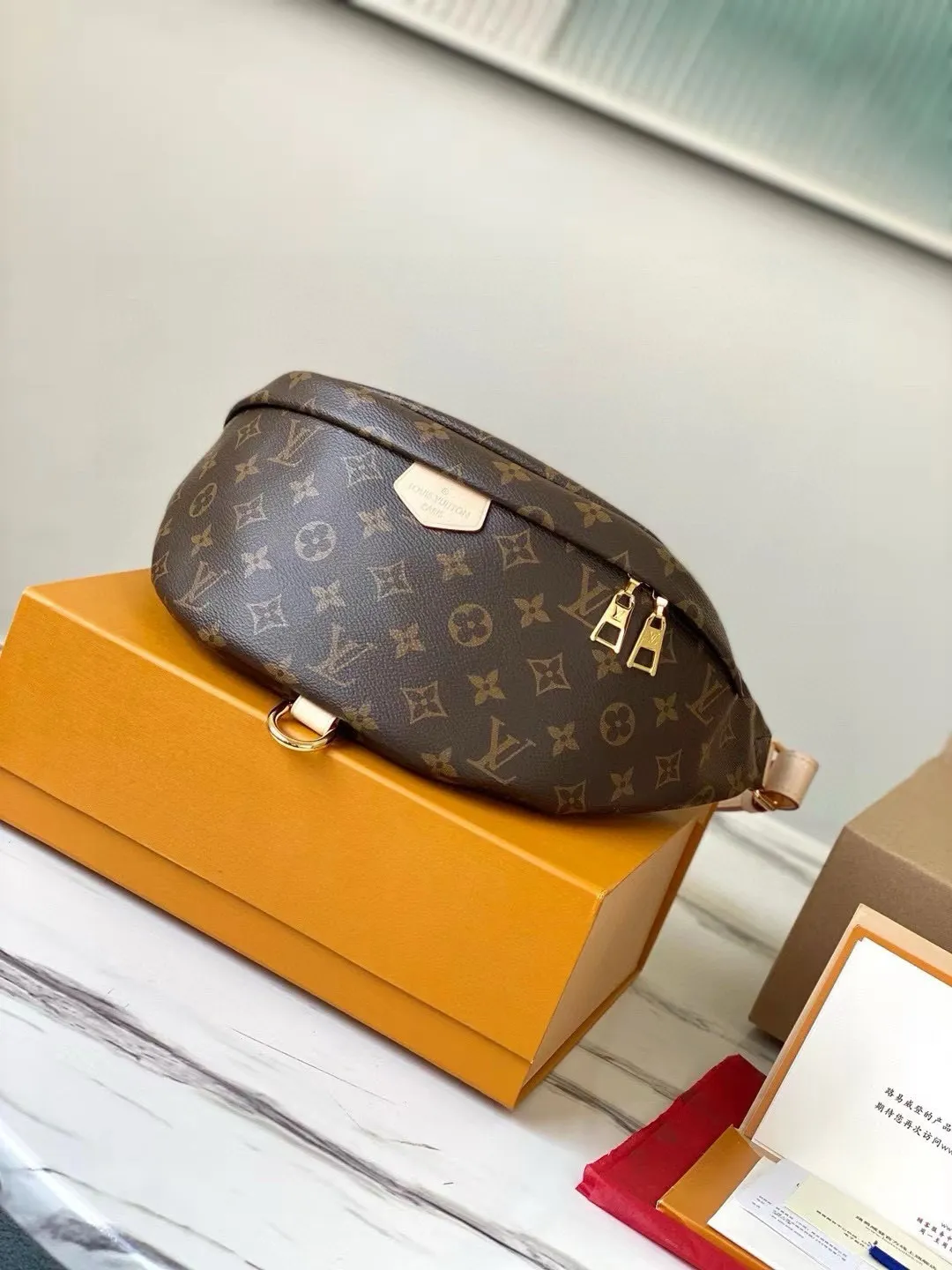 💰760 Top original order M43644 BUMBAG waist bag is made of classic Monogram canvas and decorated with "Louis Vuitton Paris" leather patch. This waist bag can add a pure fashionable and casual temperament to a sports look. It can be used as a waist bag, or can be worn on one shoulder or across the body, making it more fashionable. 37.0 x 14.0 x 13.0 cm (length x height x width).