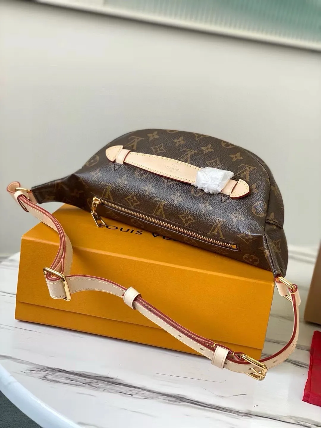 💰760 Top original order M43644 BUMBAG waist bag is made of classic Monogram canvas and decorated with "Louis Vuitton Paris" leather patch. This waist bag can add a pure fashionable and casual temperament to a sports look. It can be used as a waist bag, or can be worn on one shoulder or across the body, making it more fashionable. 37.0 x 14.0 x 13.0 cm (length x height x width).
