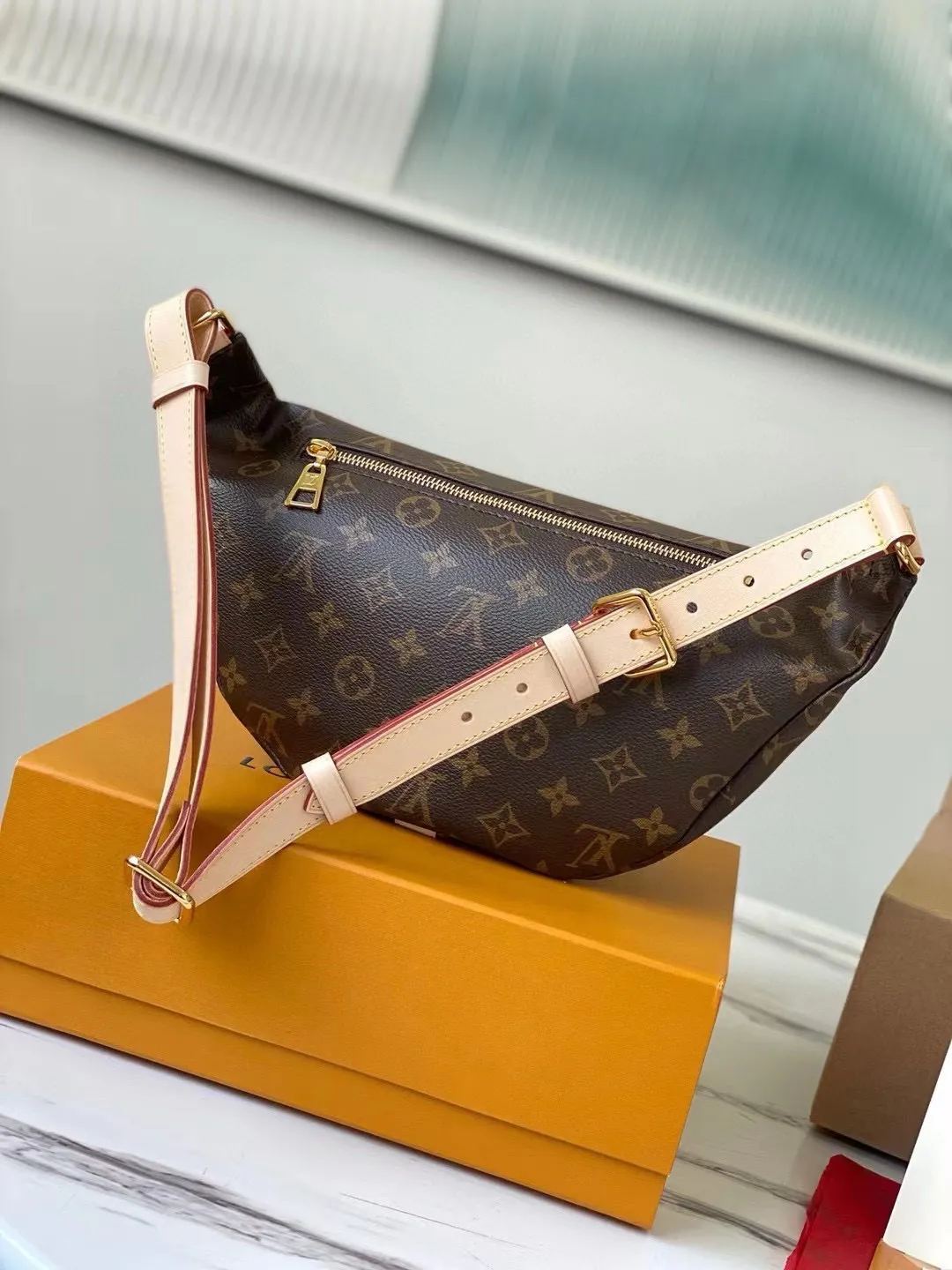 💰760 Top original order M43644 BUMBAG waist bag is made of classic Monogram canvas and decorated with "Louis Vuitton Paris" leather patch. This waist bag can add a pure fashionable and casual temperament to a sports look. It can be used as a waist bag, or can be worn on one shoulder or across the body, making it more fashionable. 37.0 x 14.0 x 13.0 cm (length x height x width).